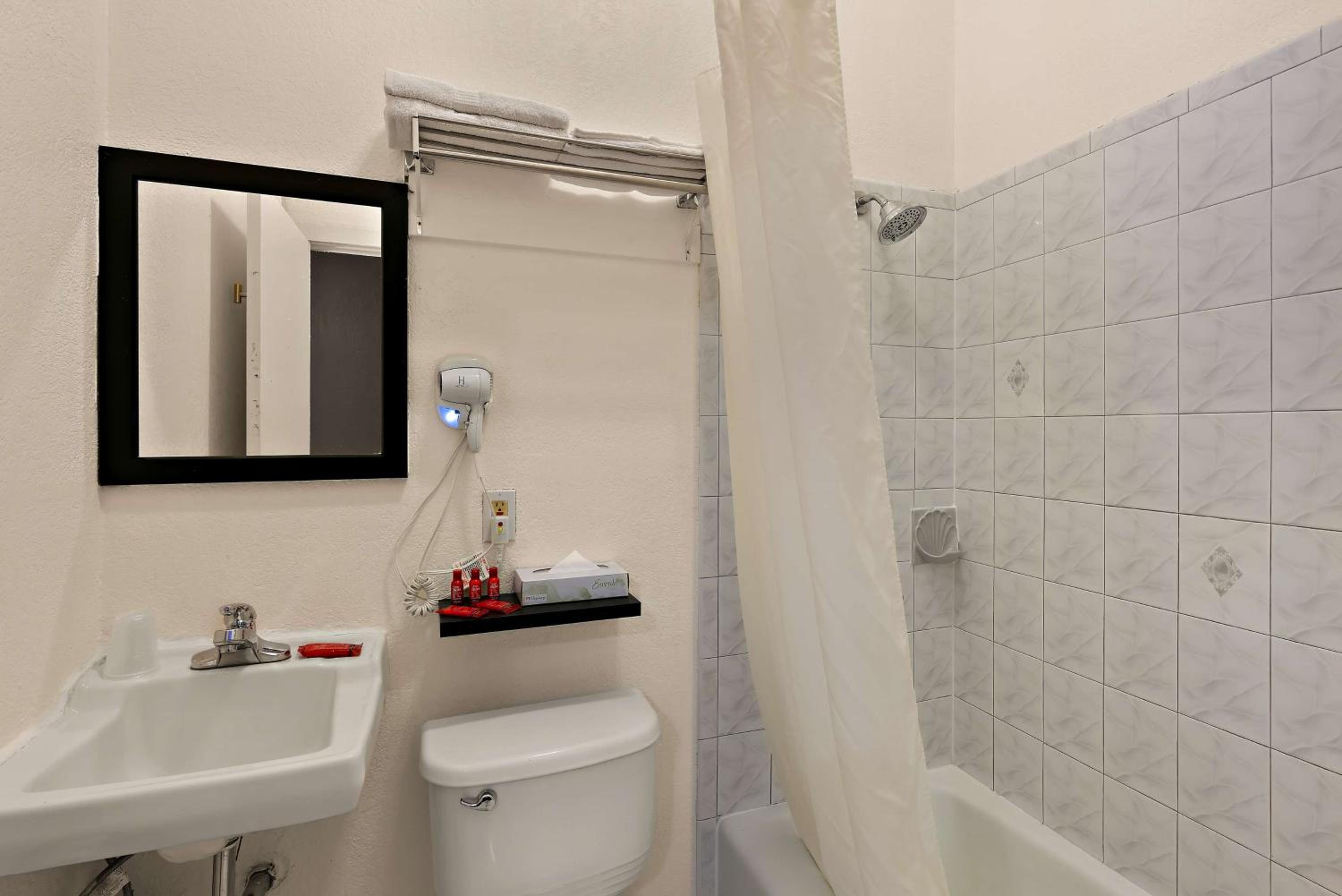 Double Room - Non-Smoking  - Photo 8