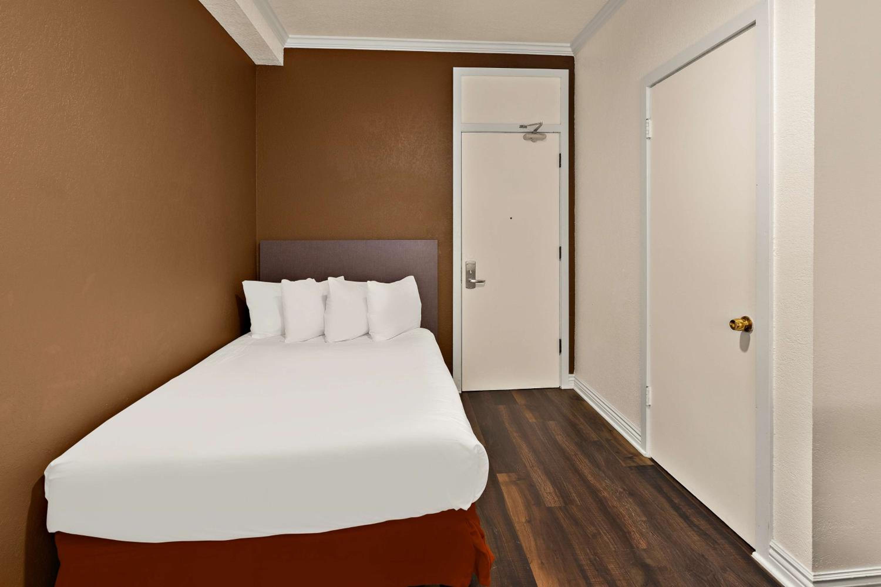 Double Room - Non-Smoking  - Photo 7