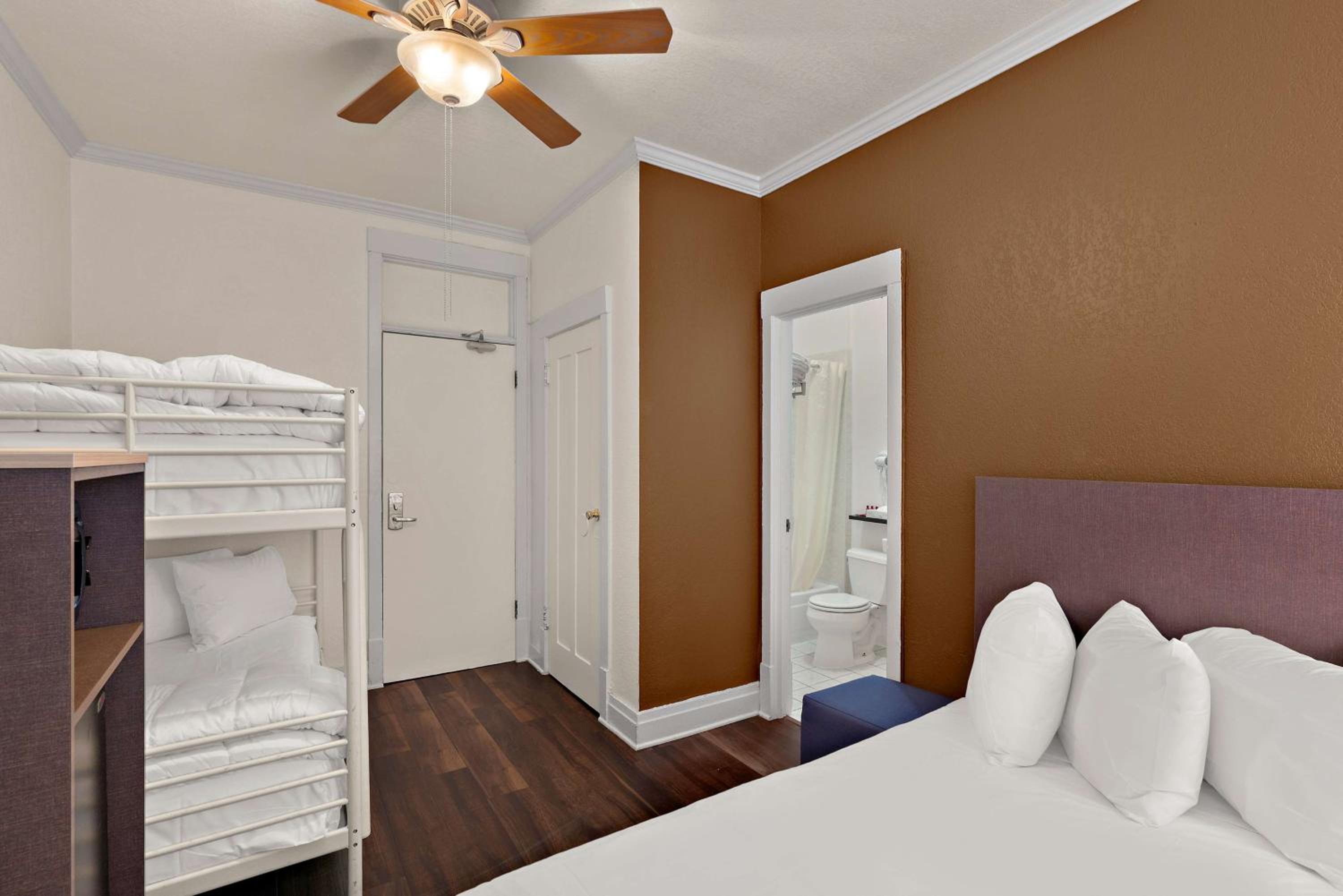 Queen Room with Bunk Bed - Non-Smoking - Photo 3