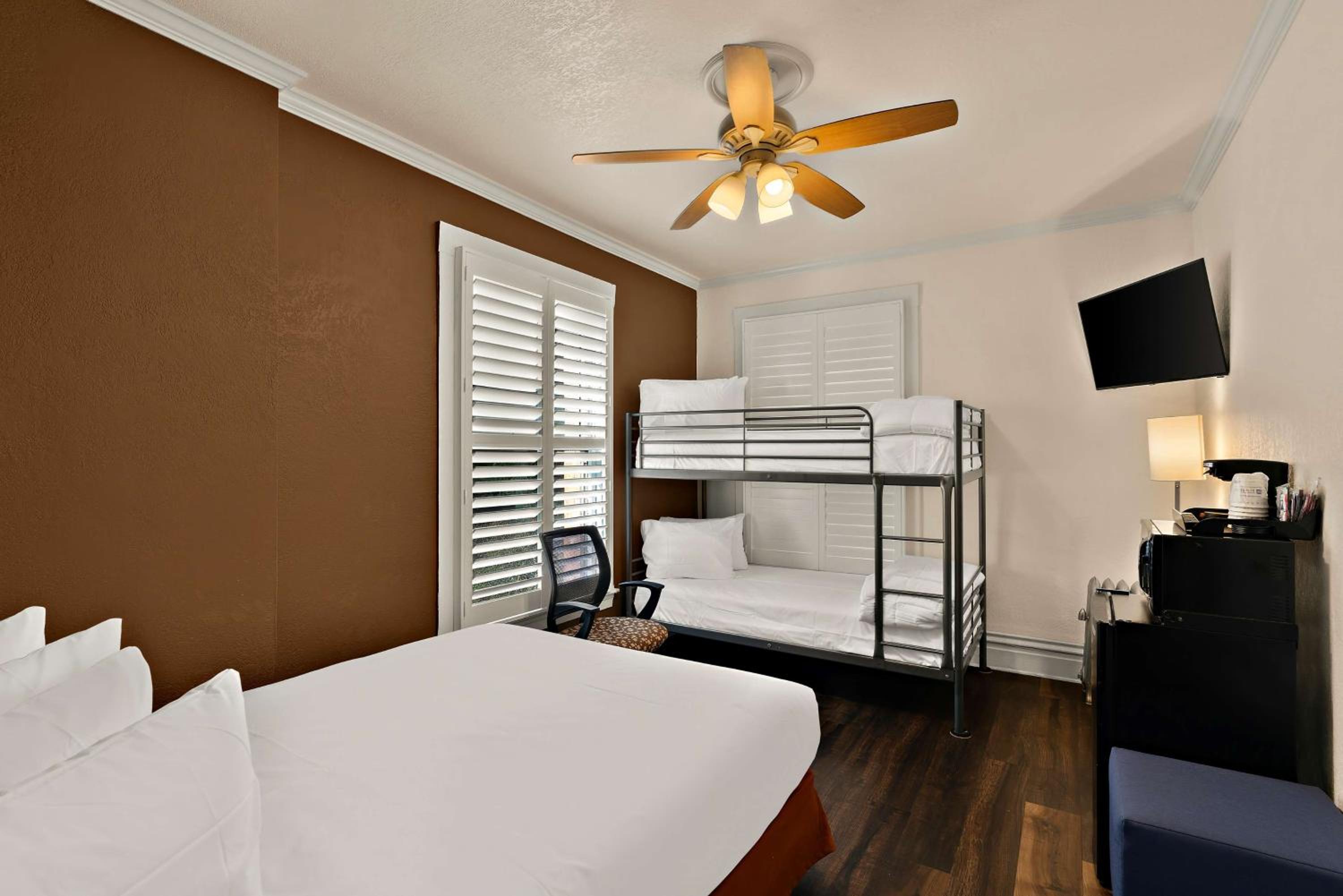 Queen Room with Bunk Bed - Non-Smoking - Photo 4