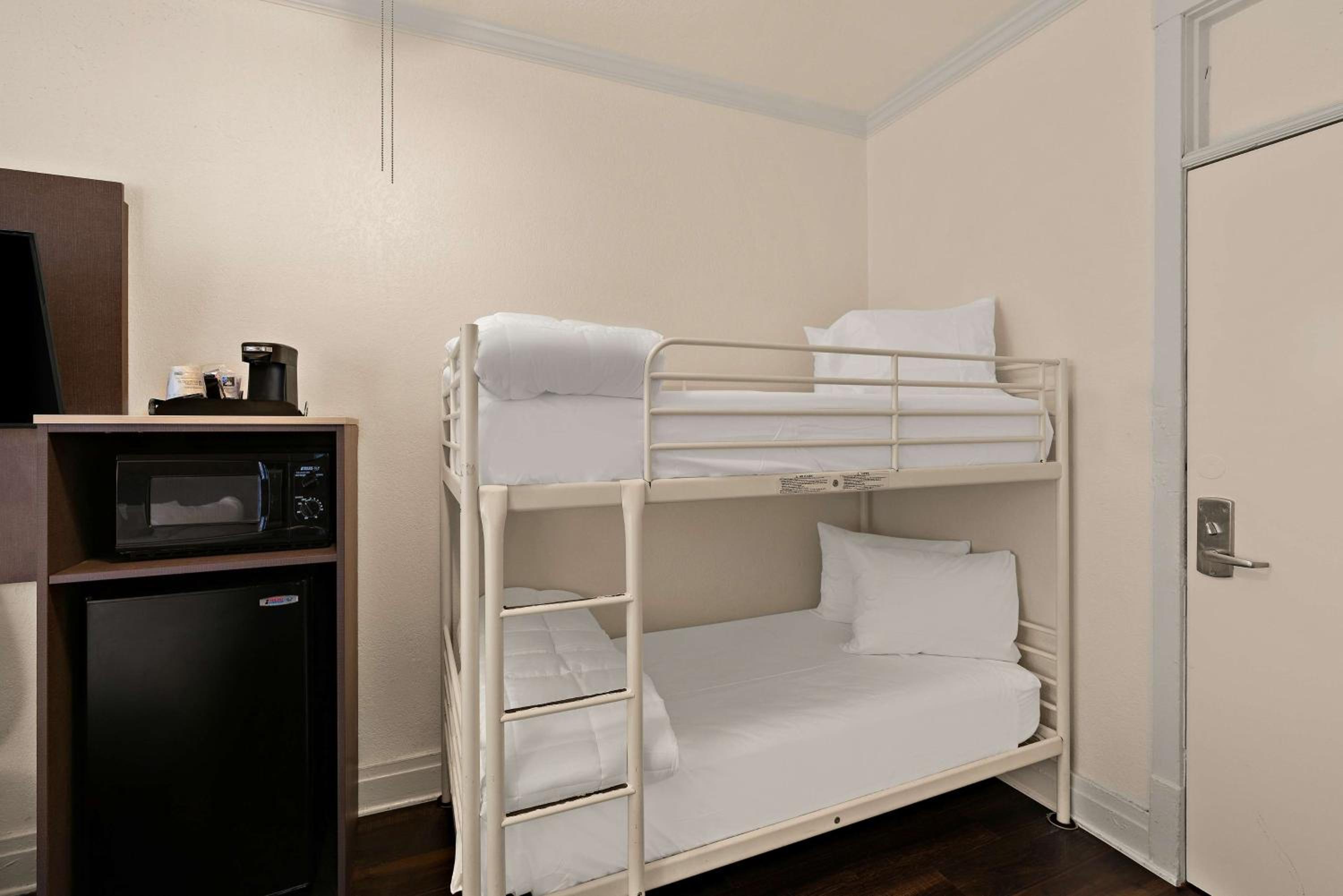 Queen Room with Bunk Bed - Non-Smoking - Photo 8