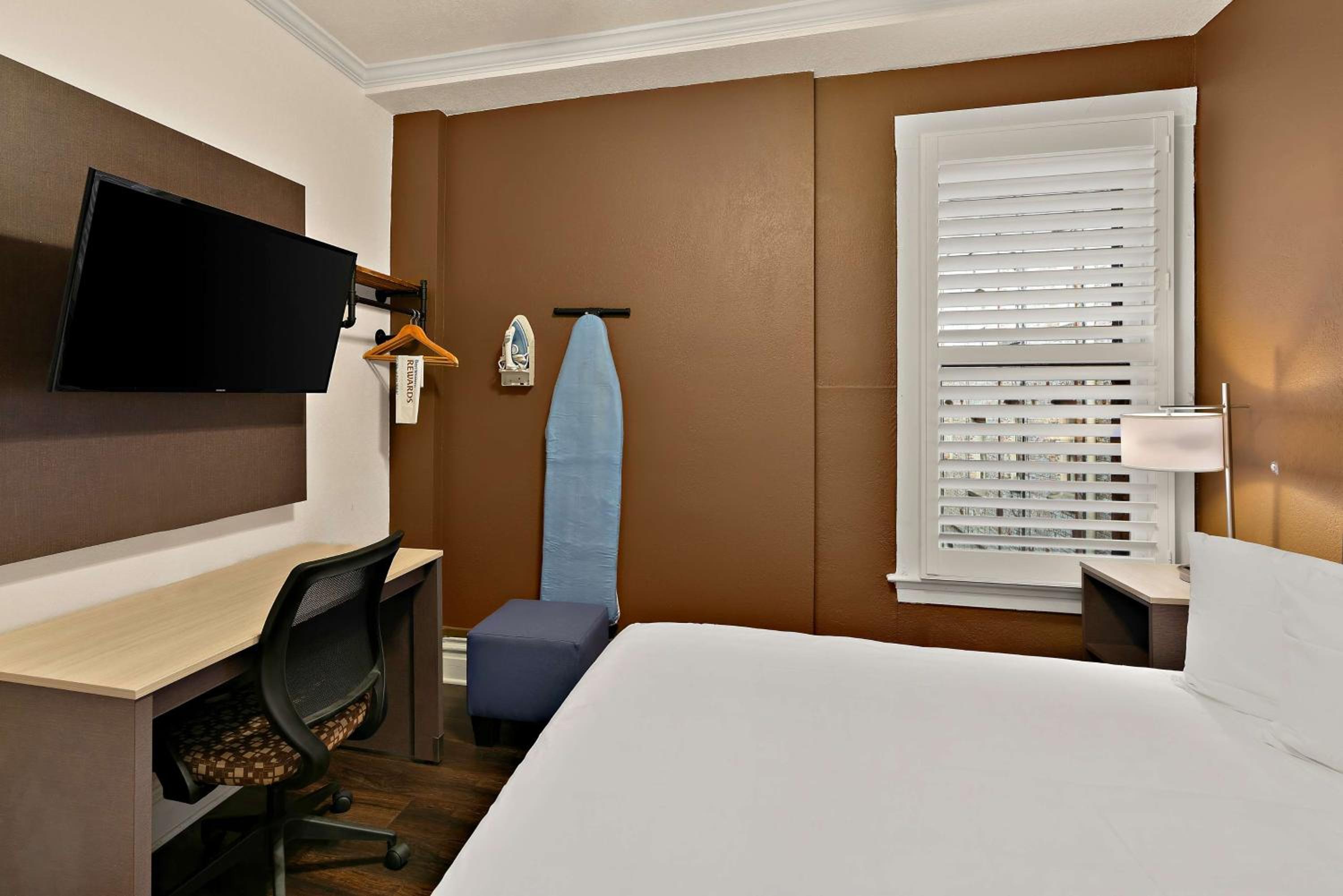 Queen Room - Non-Smoking - Photo 2