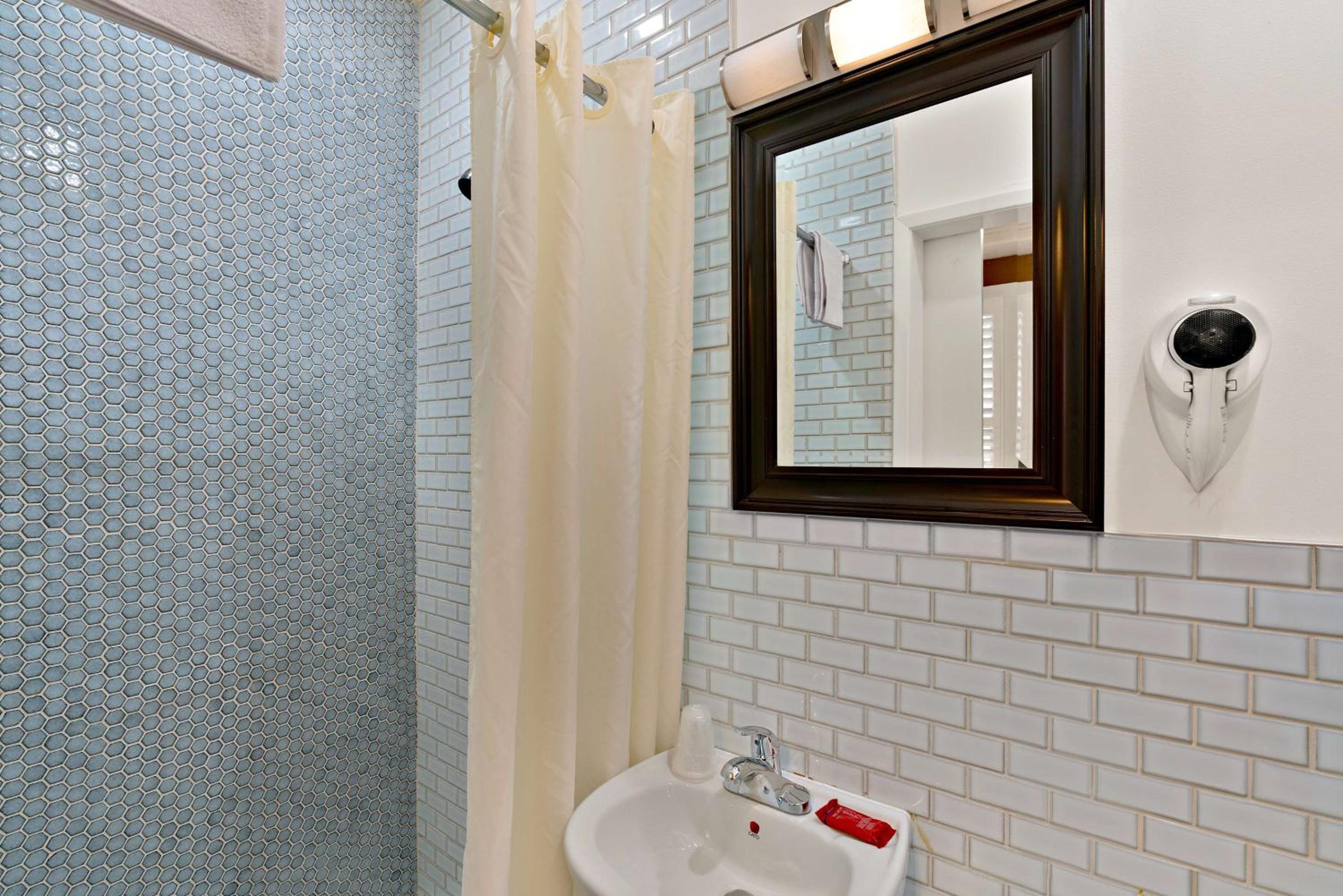 Queen Room - Non-Smoking - Photo 3