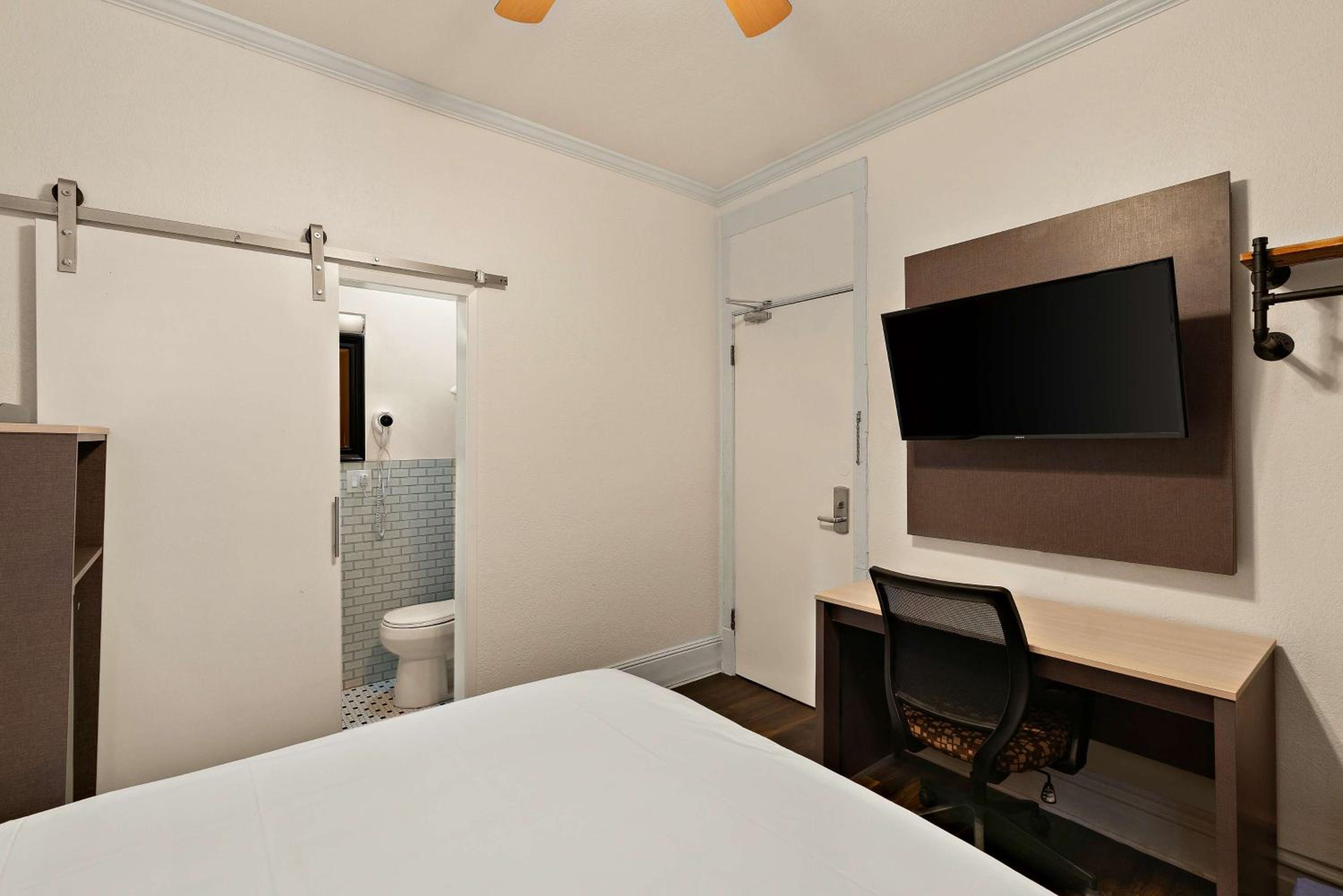Queen Room - Non-Smoking - Photo 4