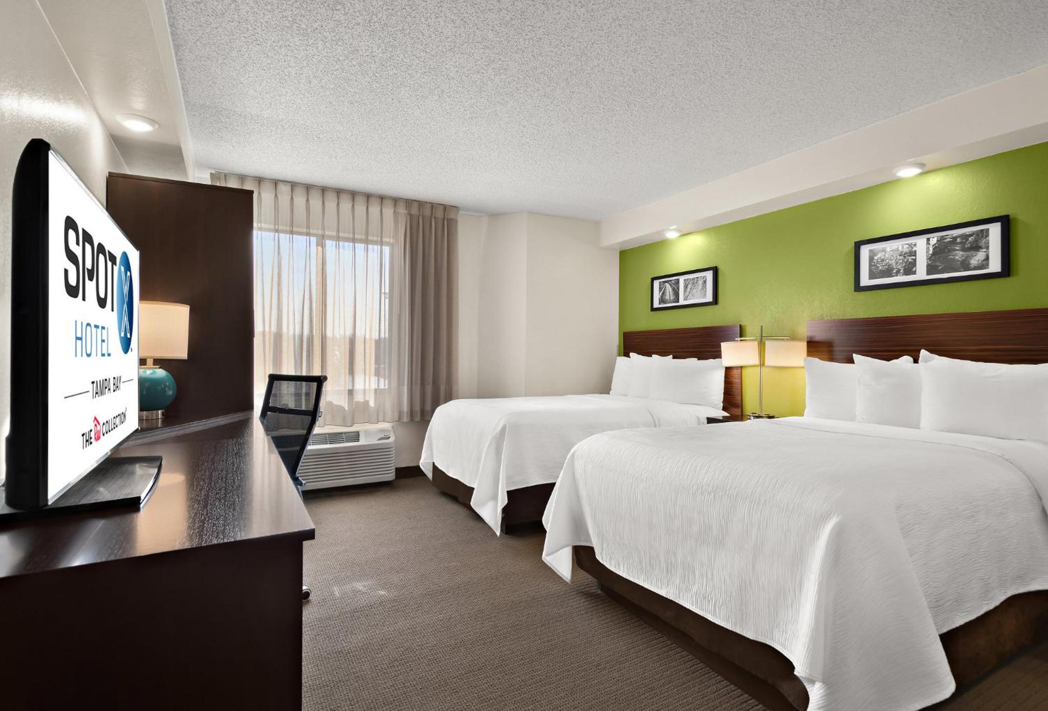 Business Room with Two Queen Beds Non-Smoking - Photo 4