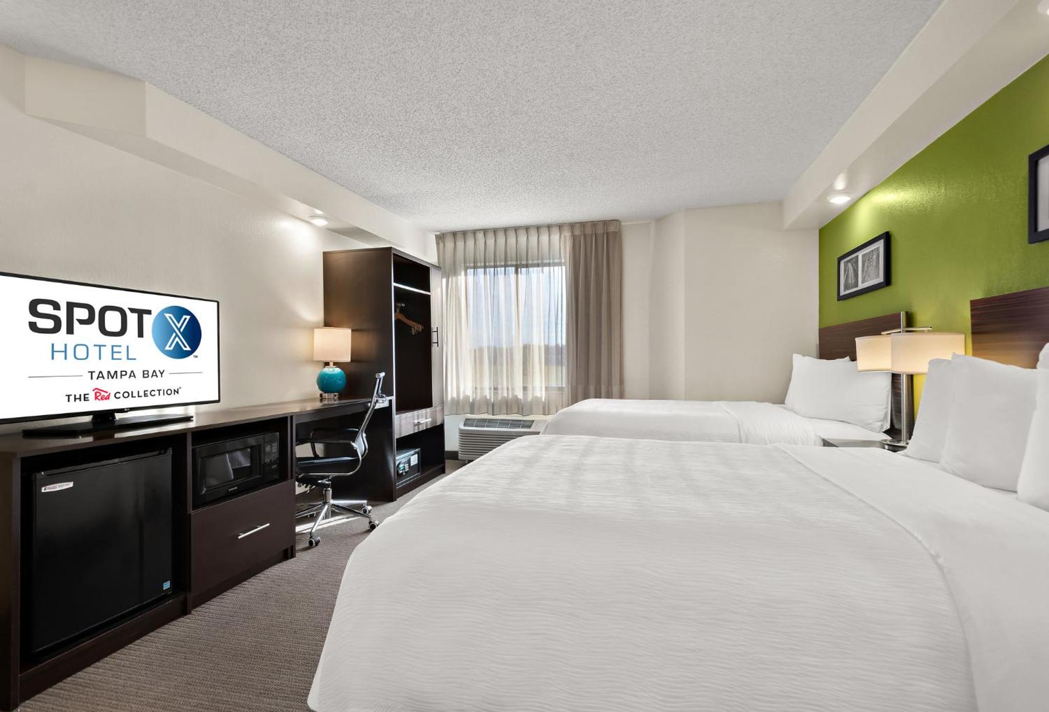 Business Room with Two Queen Beds Non-Smoking - Photo 5