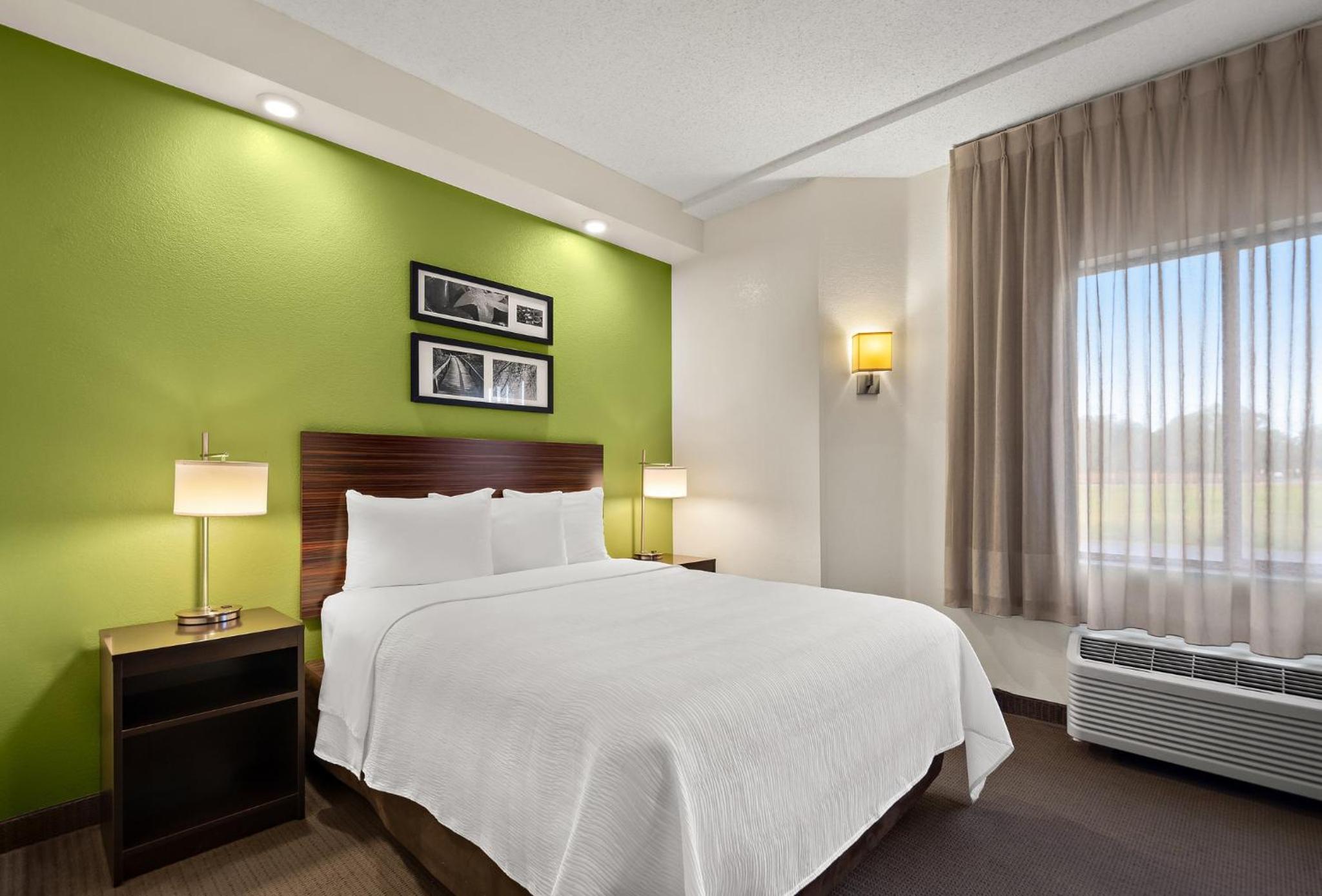 Business Room with Queen Bed Disability Access Roll-In Shower Non-Smoking - Photo 4