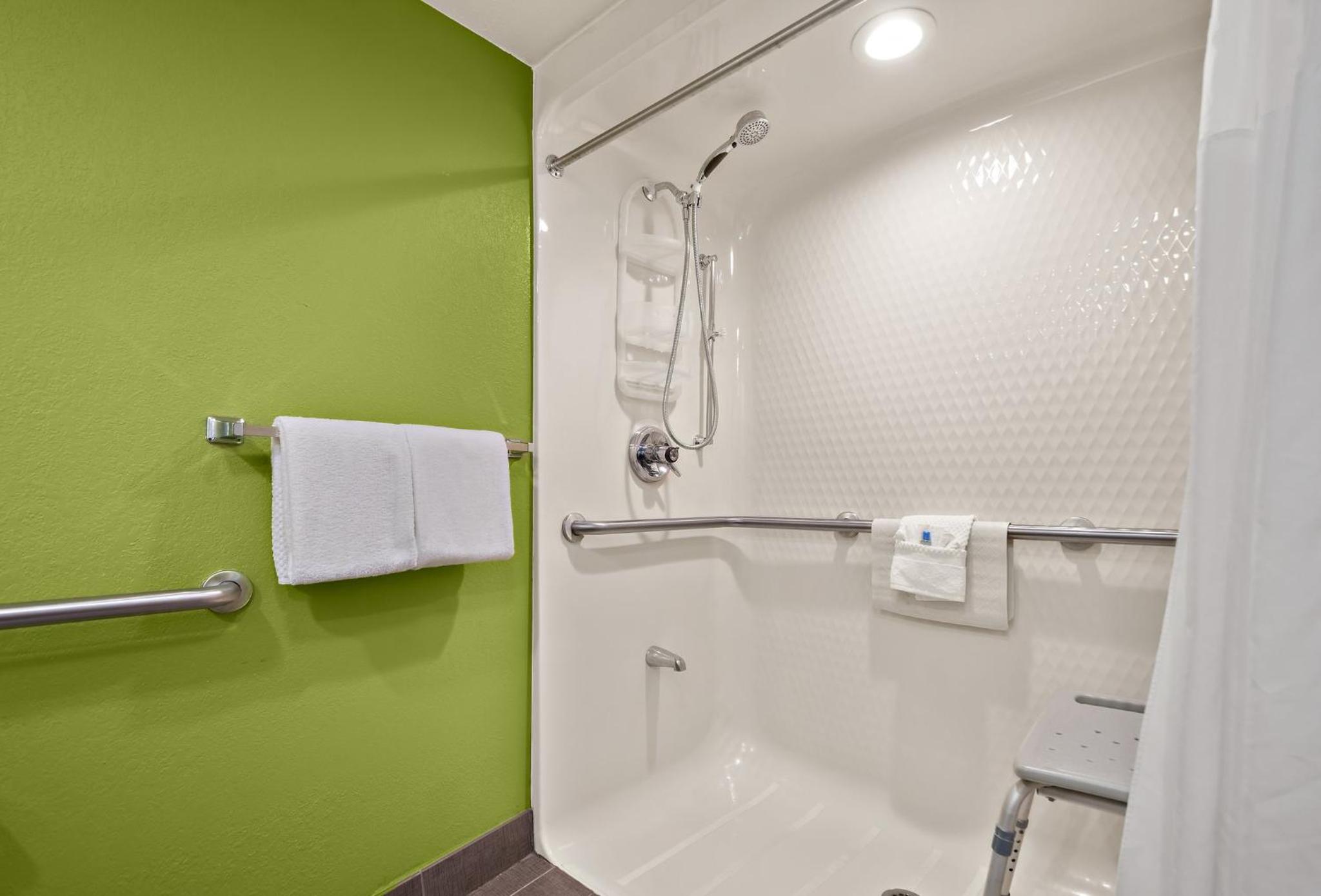 Business Room with Queen Bed Disability Access Roll-In Shower Non-Smoking - Photo 5