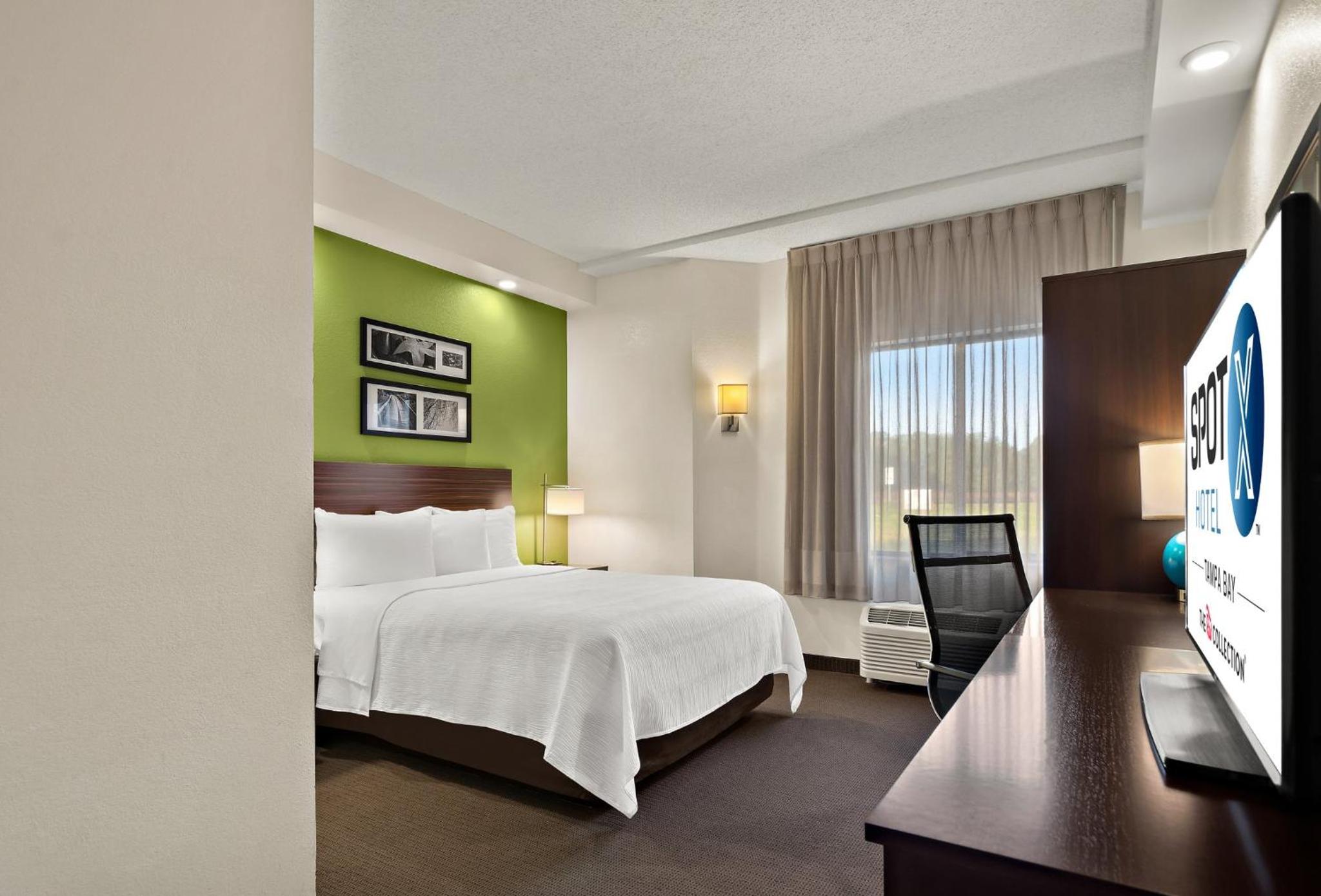 Business Room with Queen Bed Disability Access Roll-In Shower Non-Smoking - Photo 2