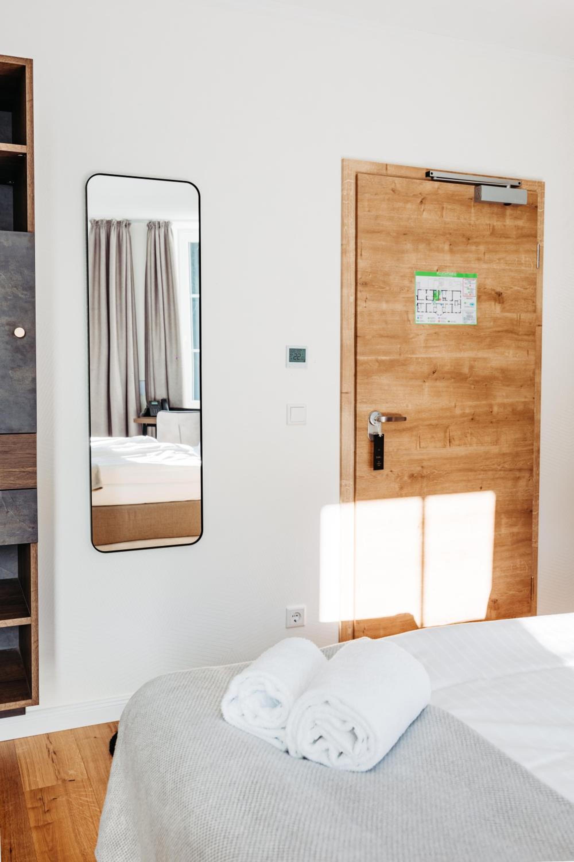 Large Double Room - Photo 4