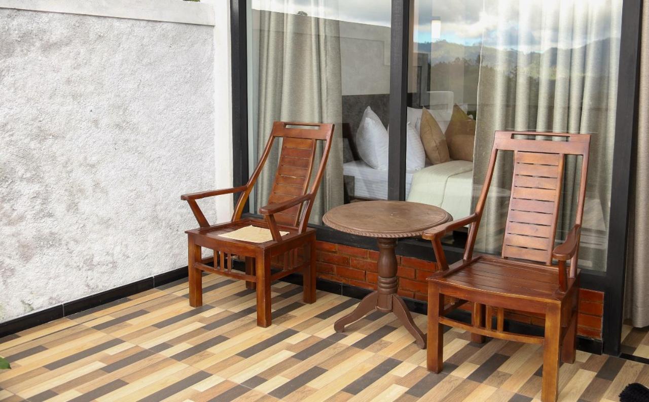 Superior Family Room photo 3