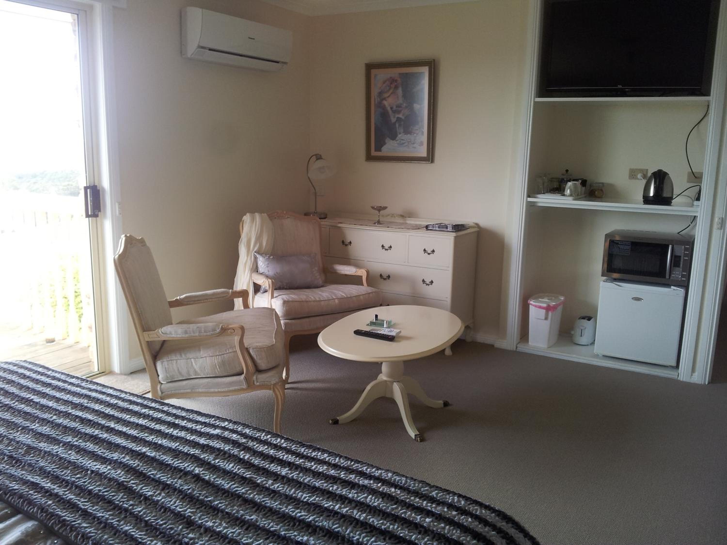 Deluxe King Room with Balcony and Sea View - Photo 4