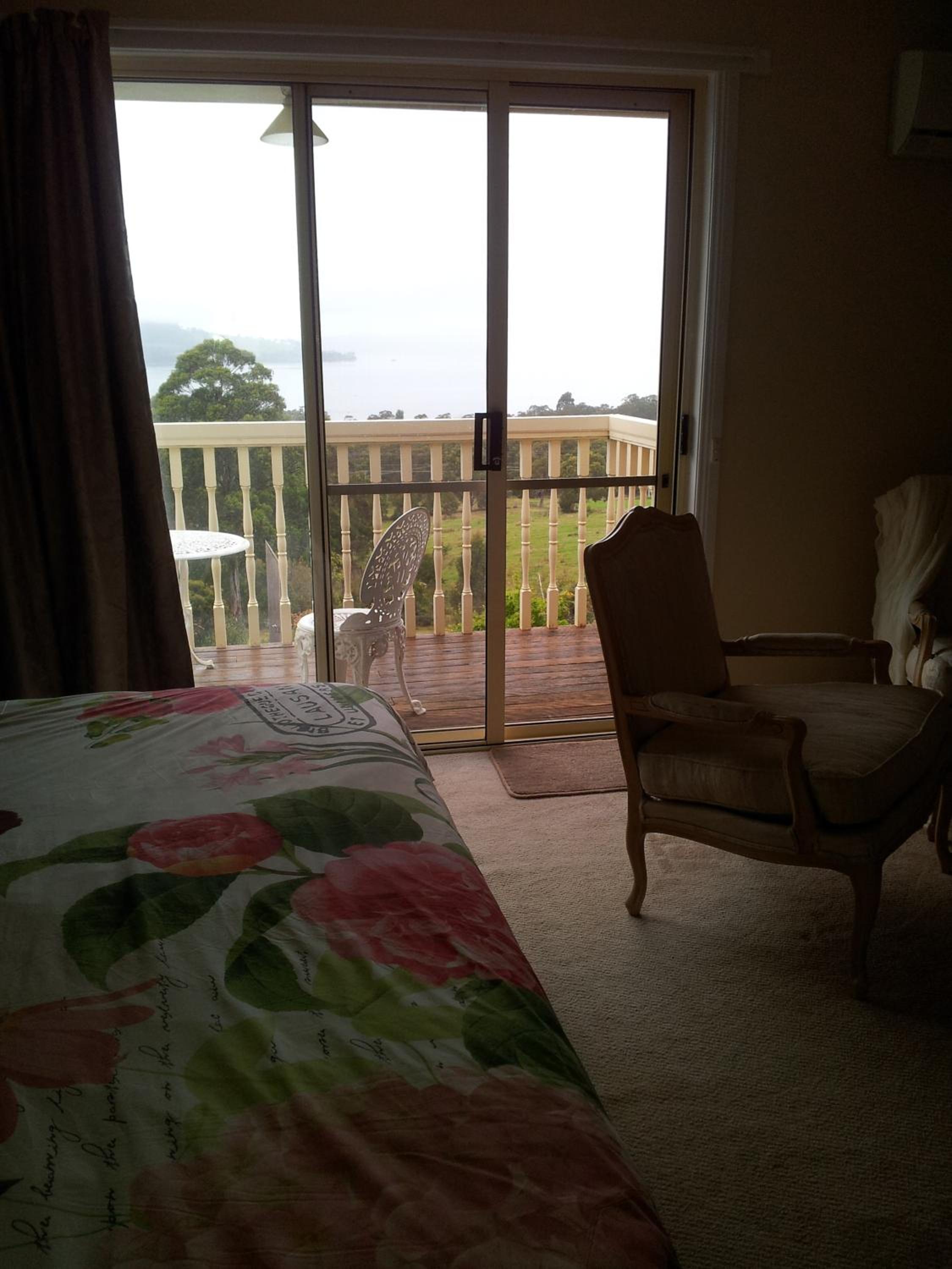 Deluxe King Room with Balcony and Sea View - Photo 2