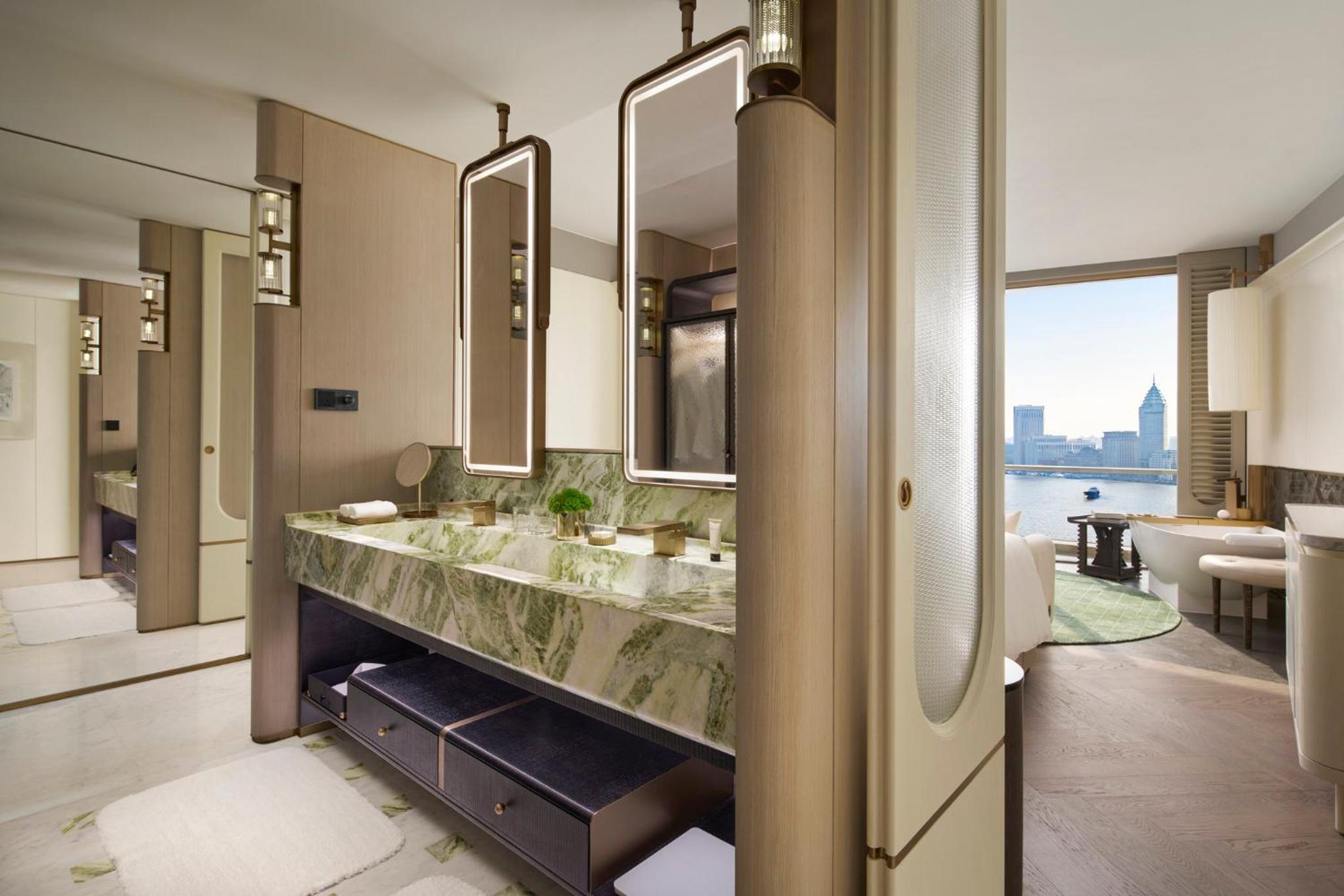 Classic King Room with Bund View