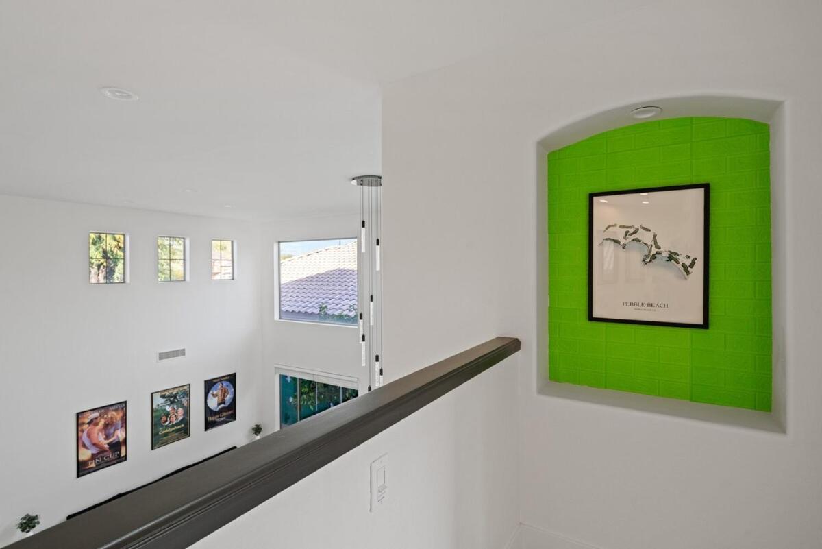 Six-Bedroom House photo 3