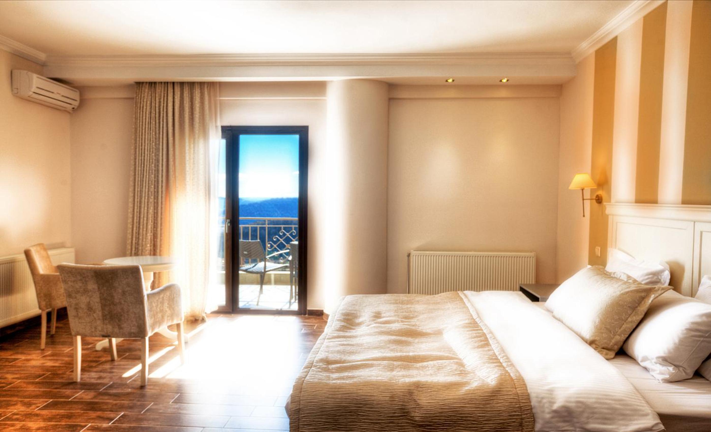 Deluxe Suite with Lake View - Photo 5