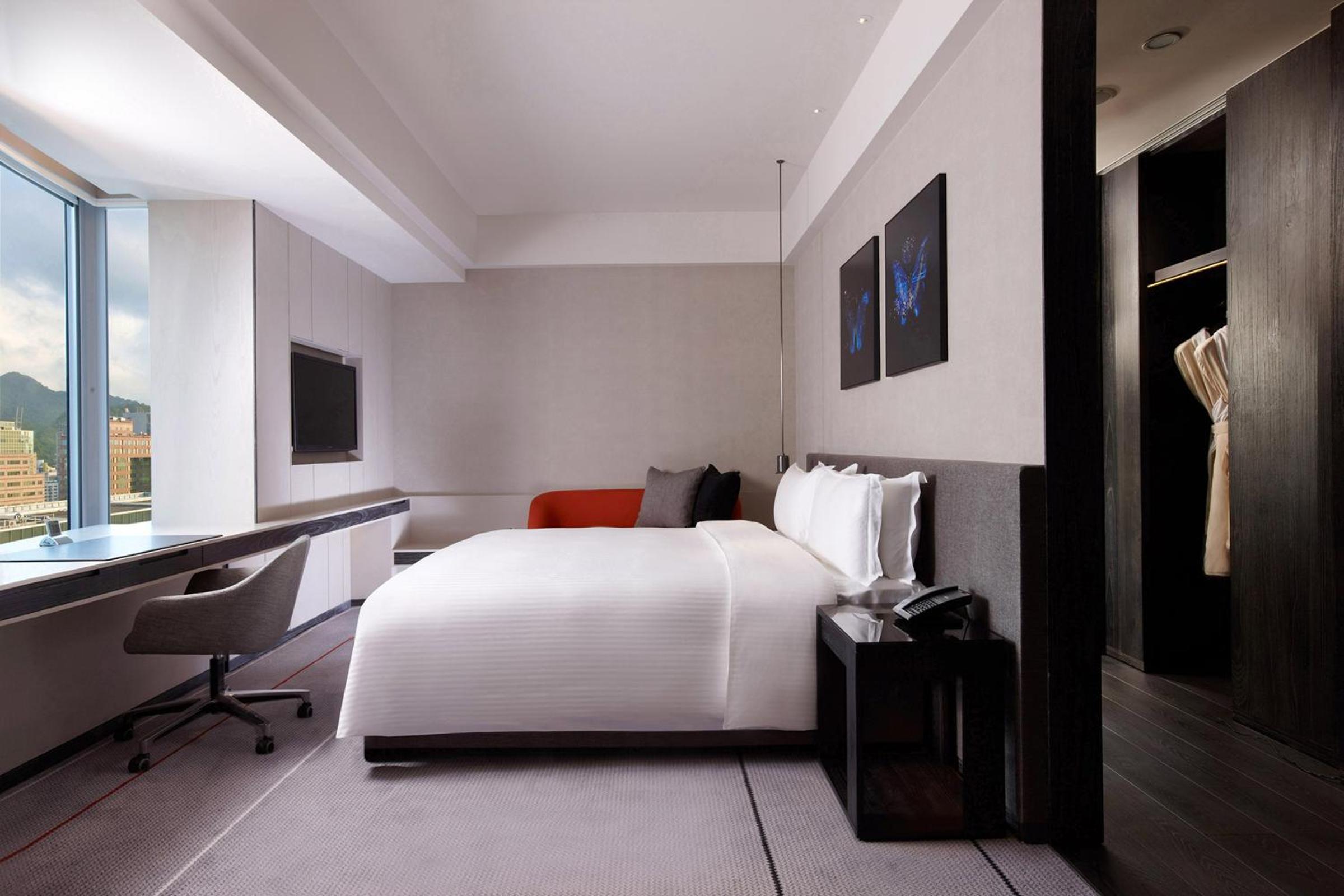 Premium King Room - Photo 5