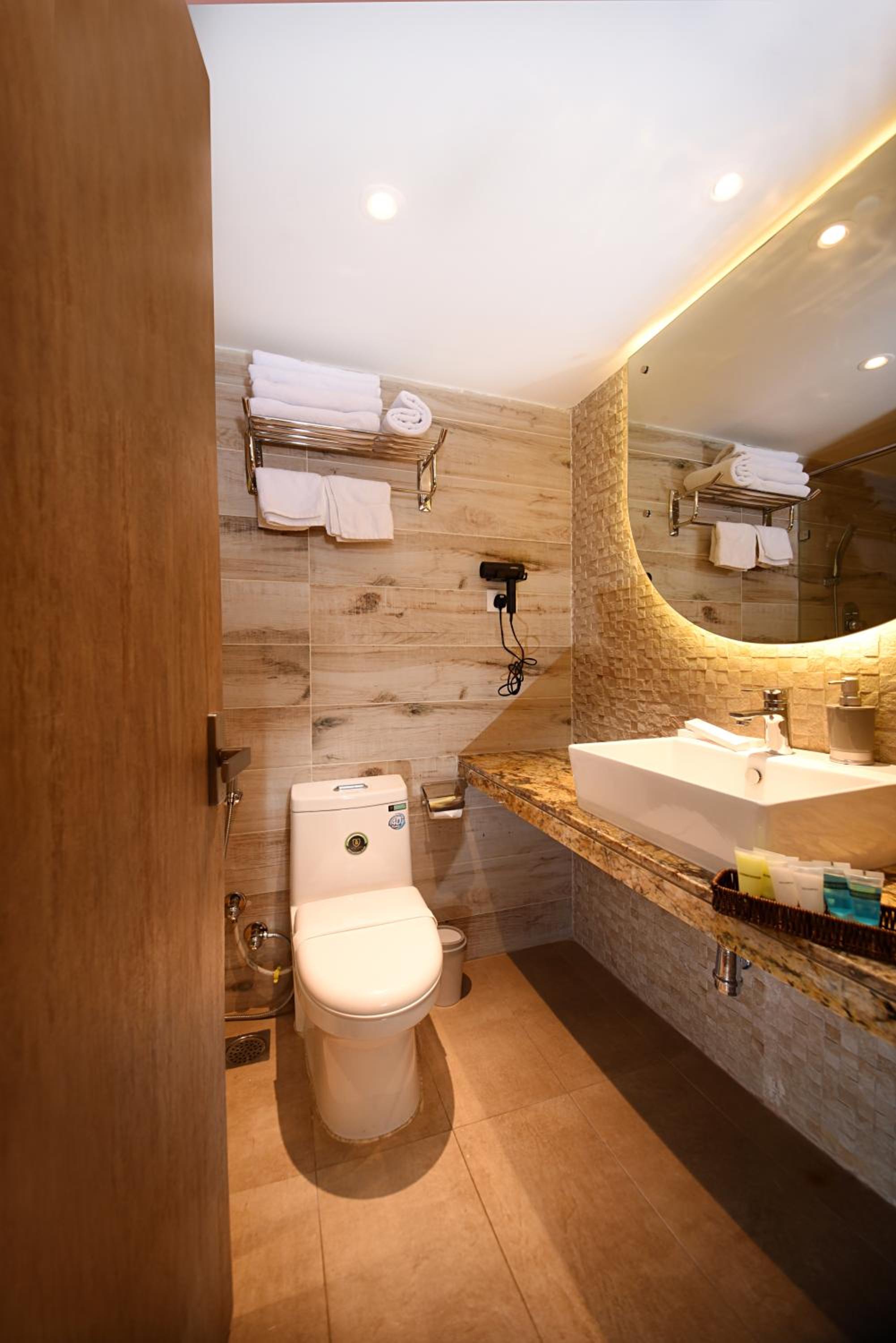 Suite - Photo 5