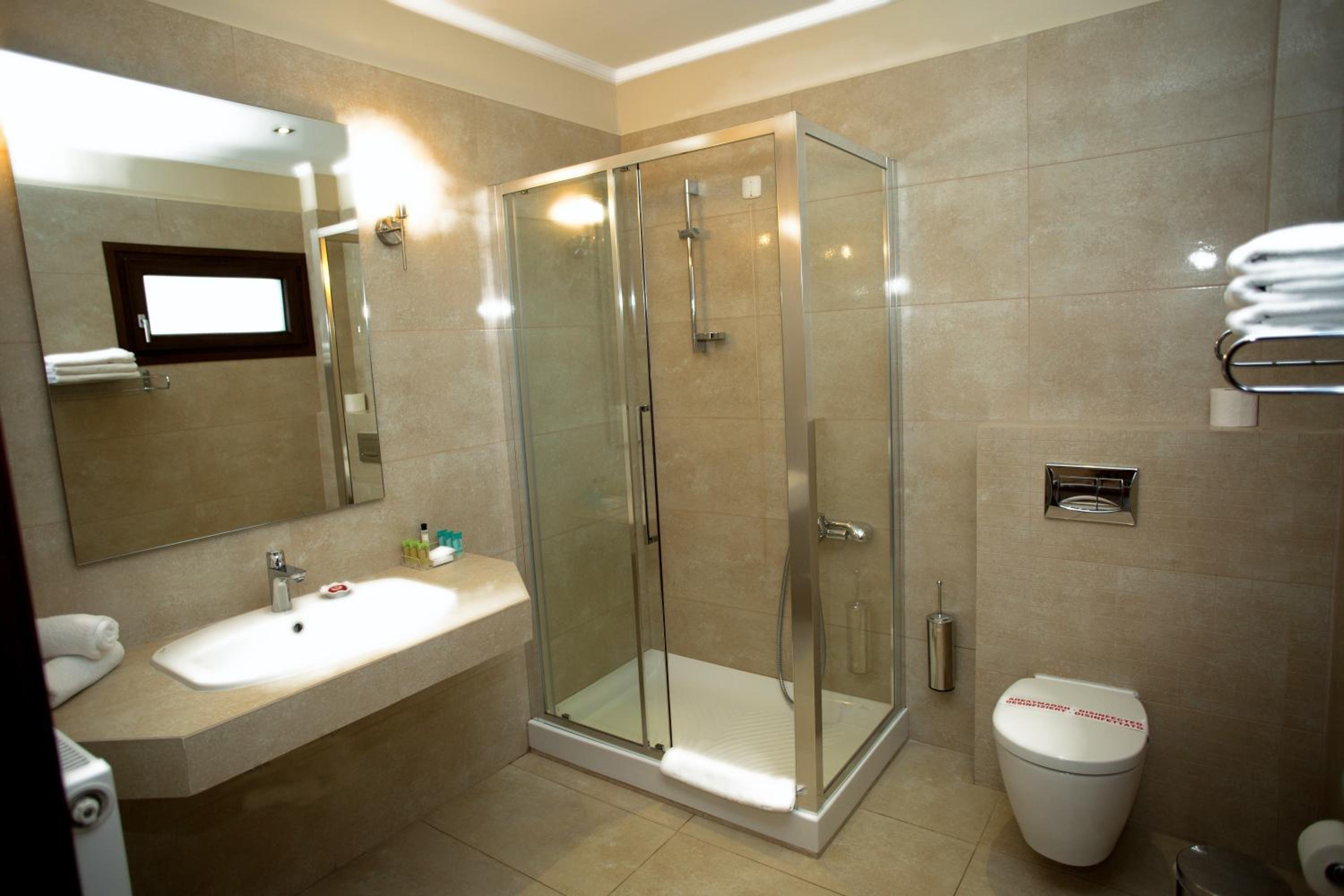 Double or Twin Room with Lake View - Photo 2