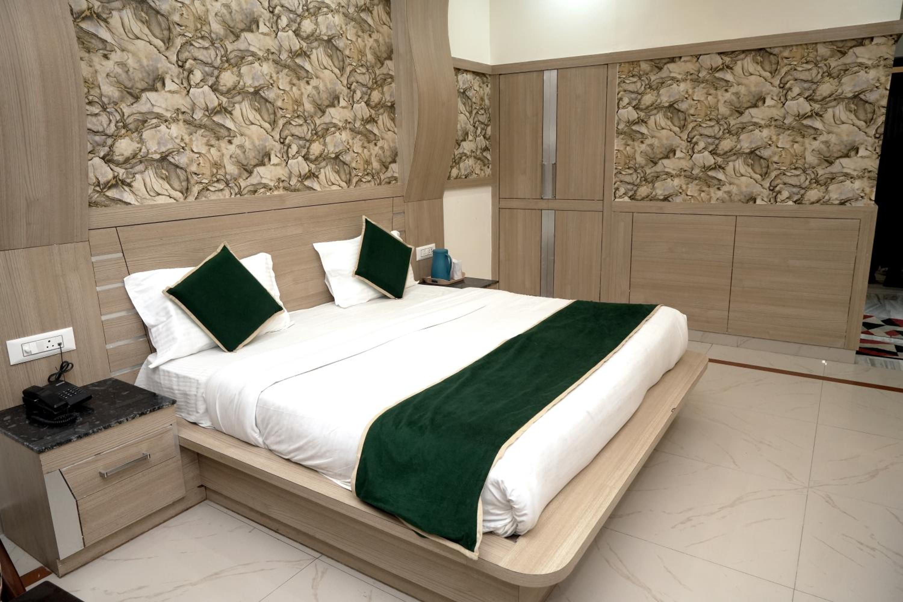Deluxe King Room photo 1