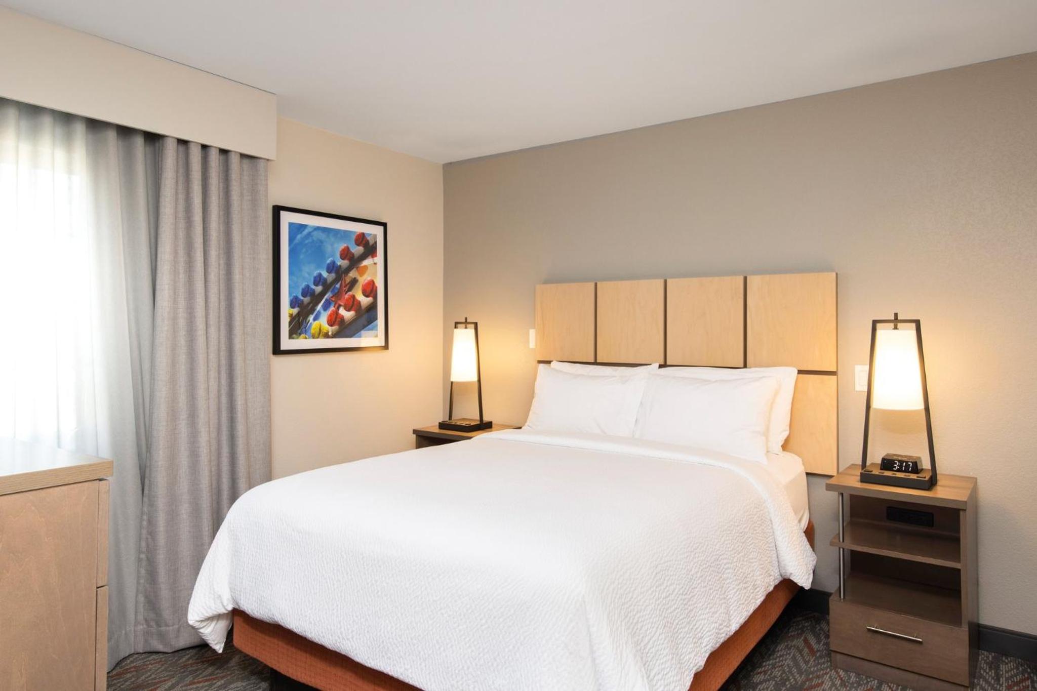 One-Bedroom Queen Suite with Shower - Photo 4