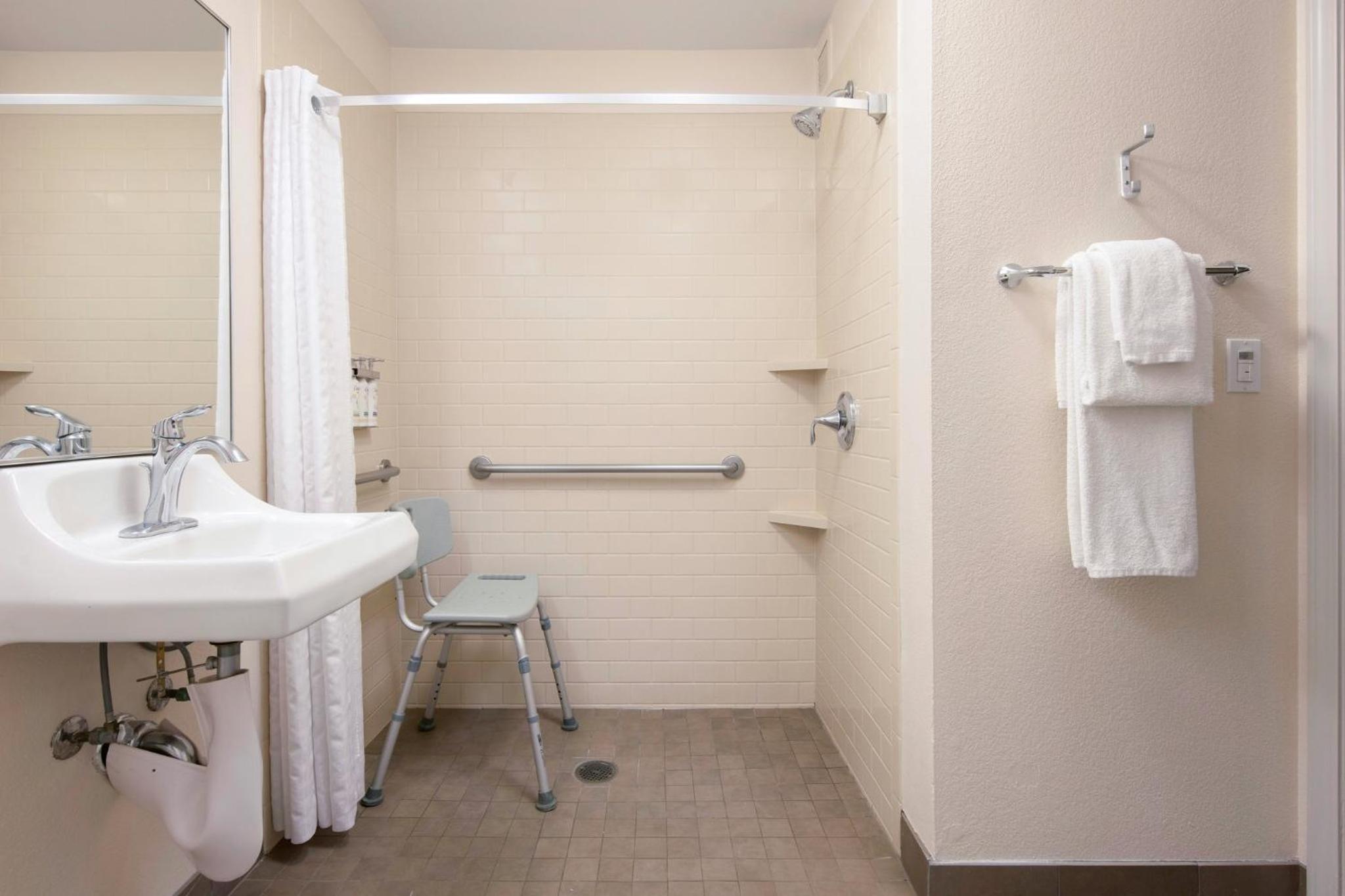 One-Bedroom Queen Suite with Shower - Photo 2