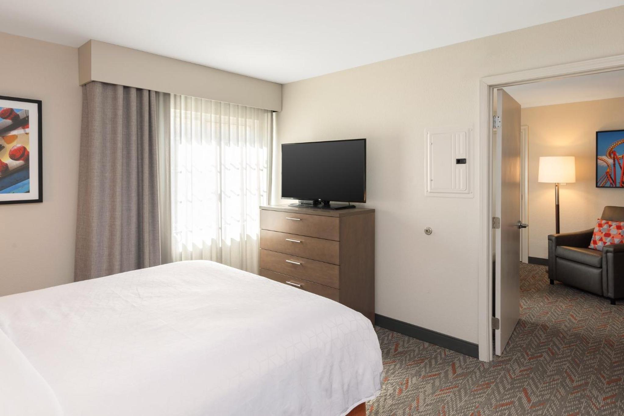 Queen Suite with Roll in Shower- Disability Access/Non-Smoking photo 2