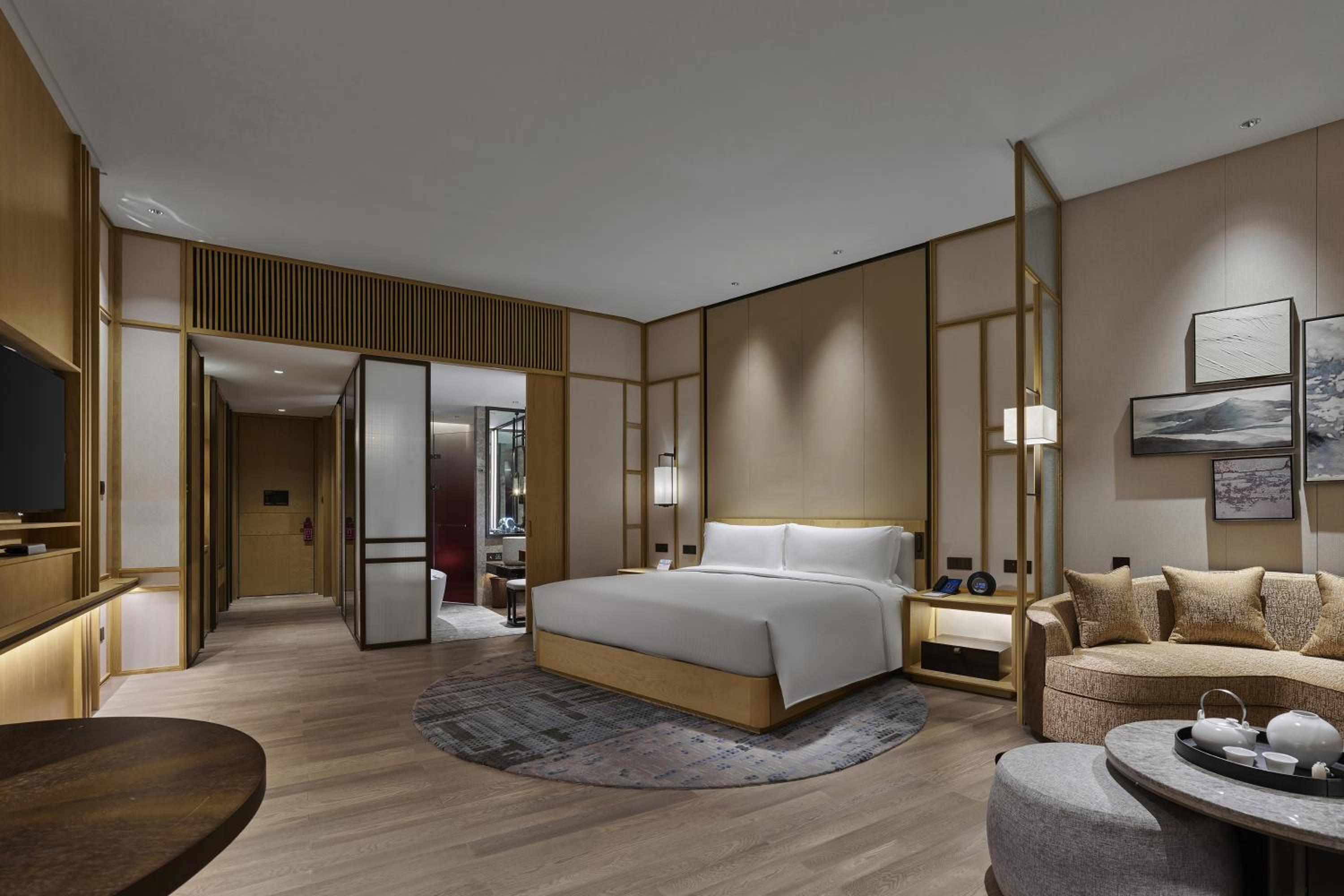 Premium King Room with Lake View - Photo 2