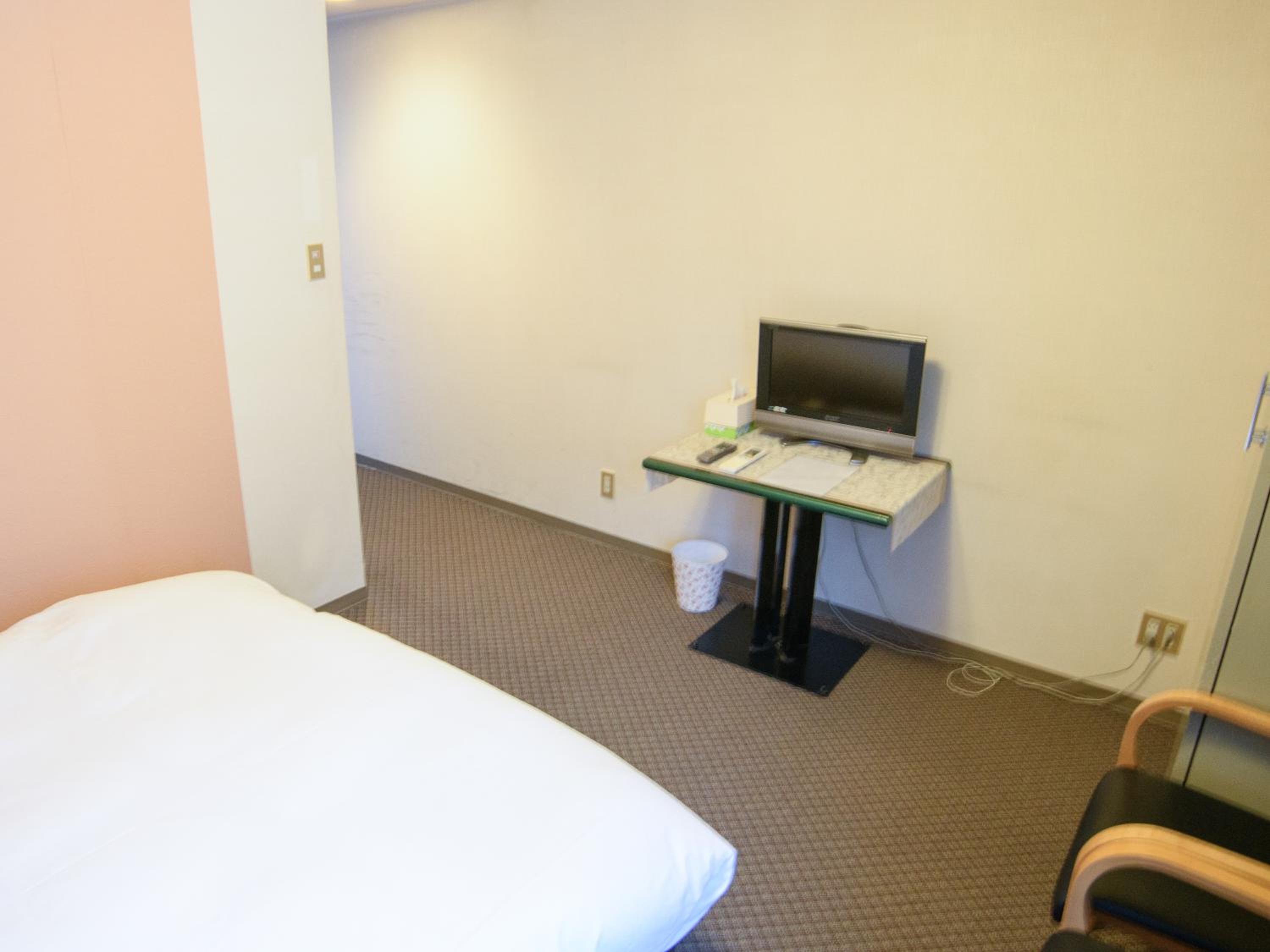 Double Room - Electric Cigarettes Only photo 3