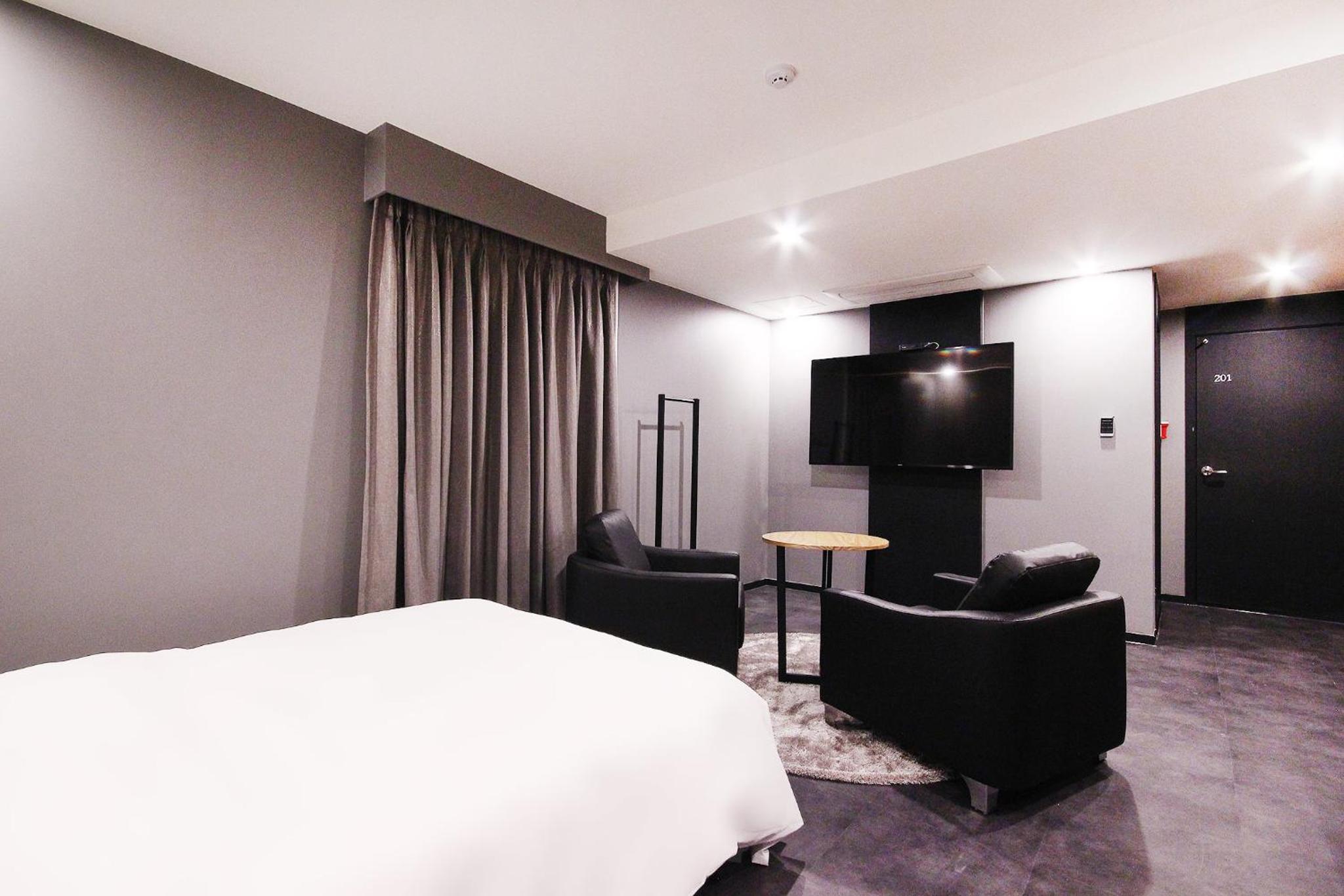 Large Double Room - Photo 12