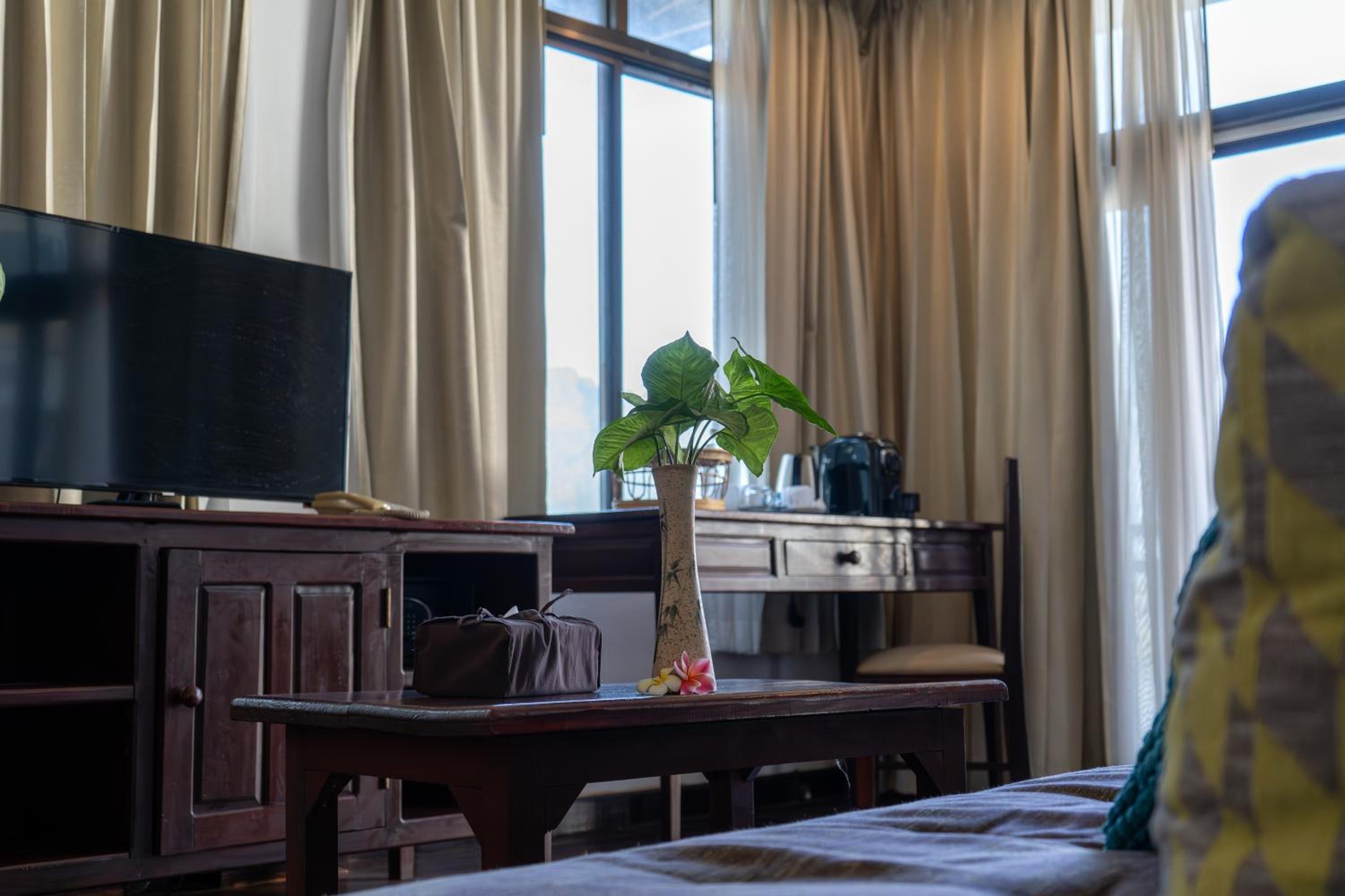 Junior Suite with Balcony - Photo 5