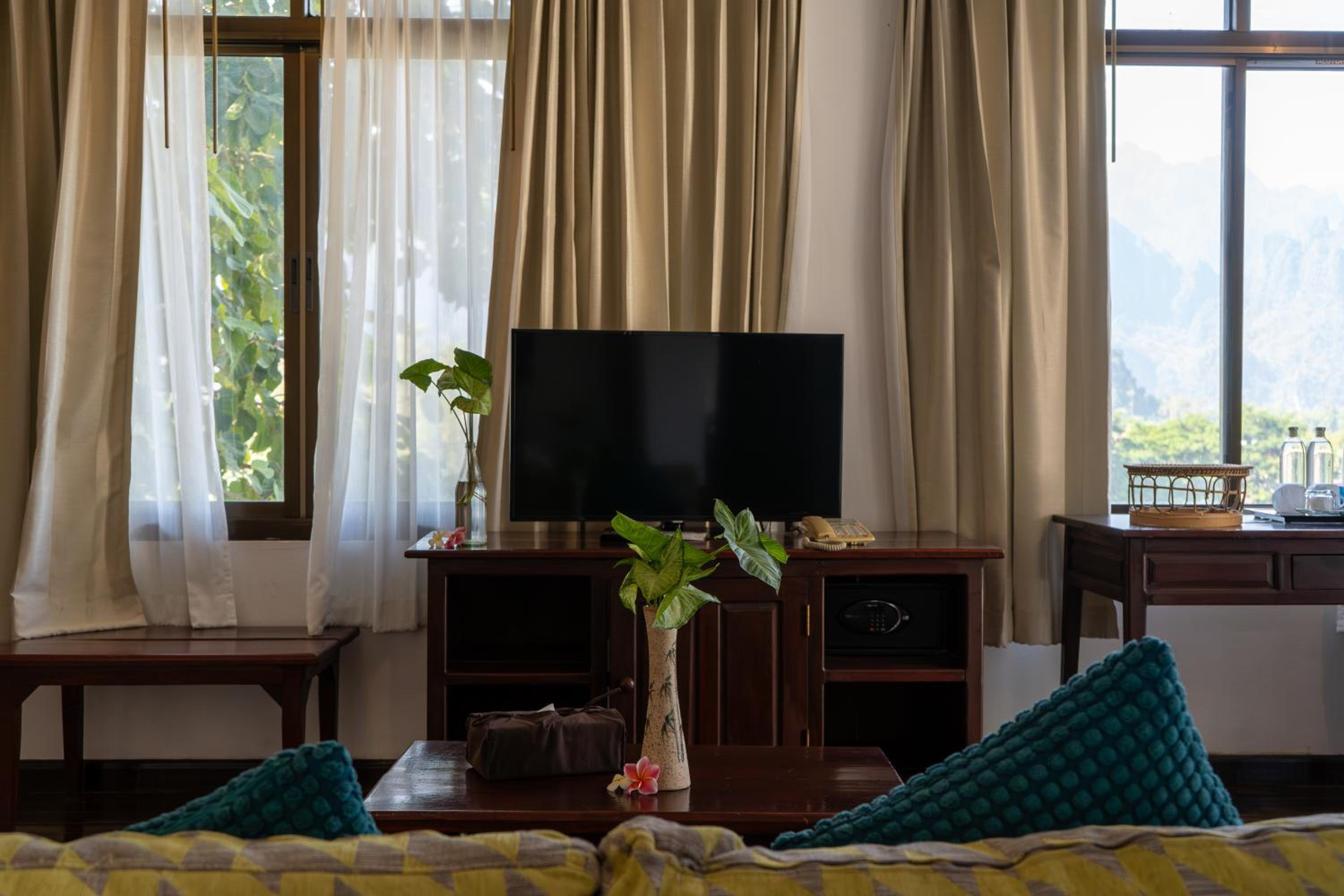 Junior Suite with Balcony - Photo 8