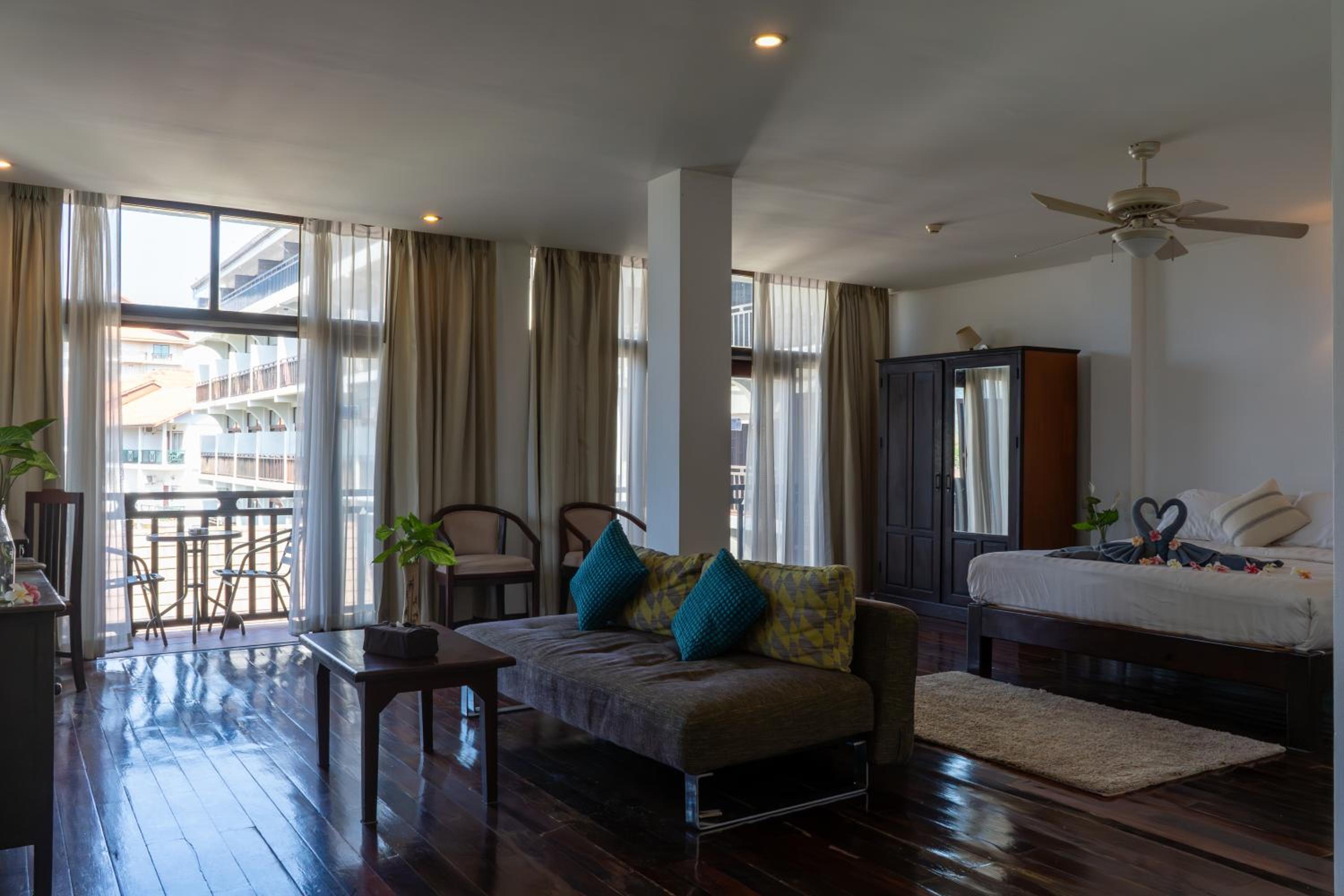 Junior Suite with Balcony - Photo 3
