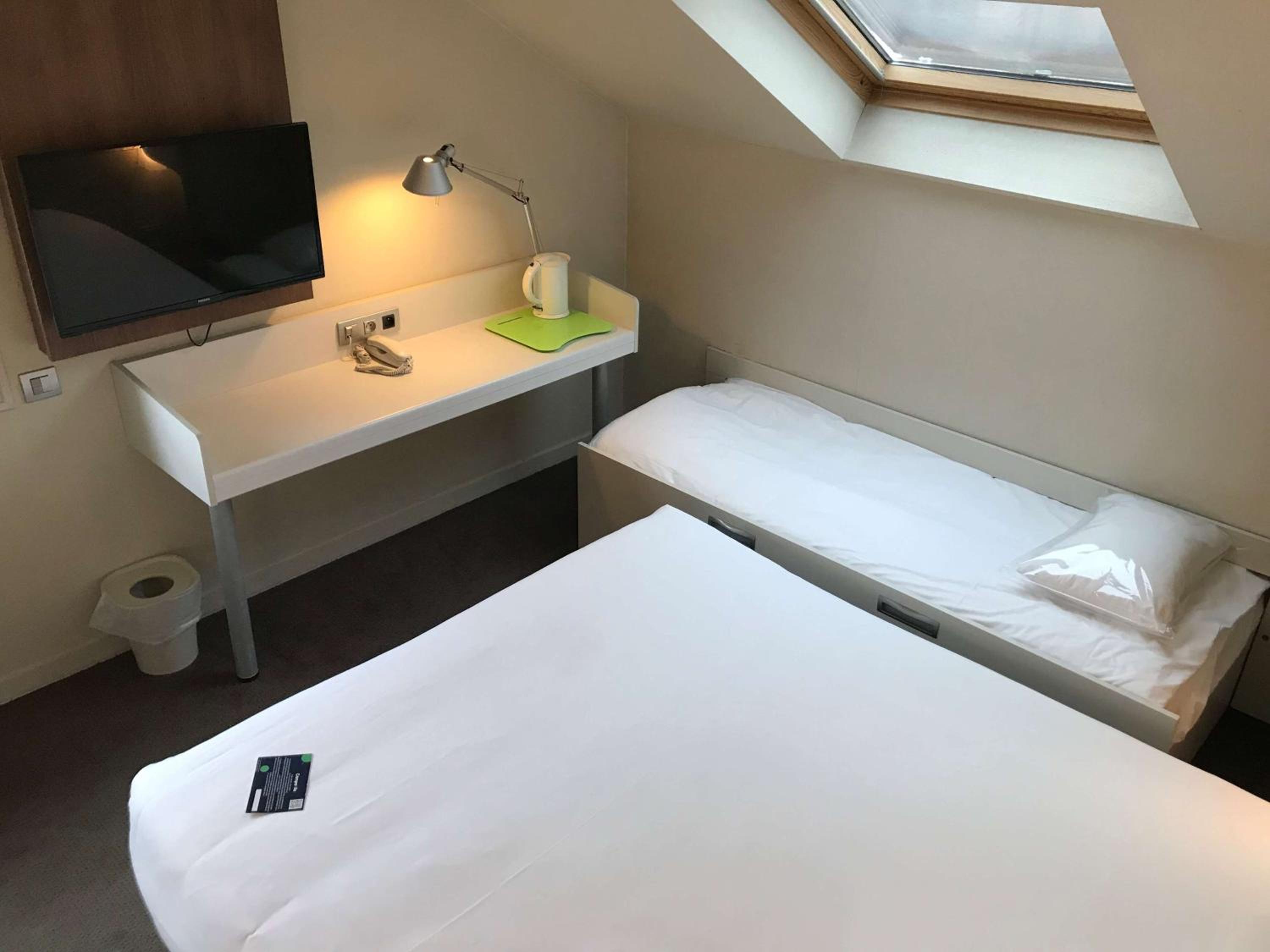 One Double Bed  3 Single Beds - Photo 1