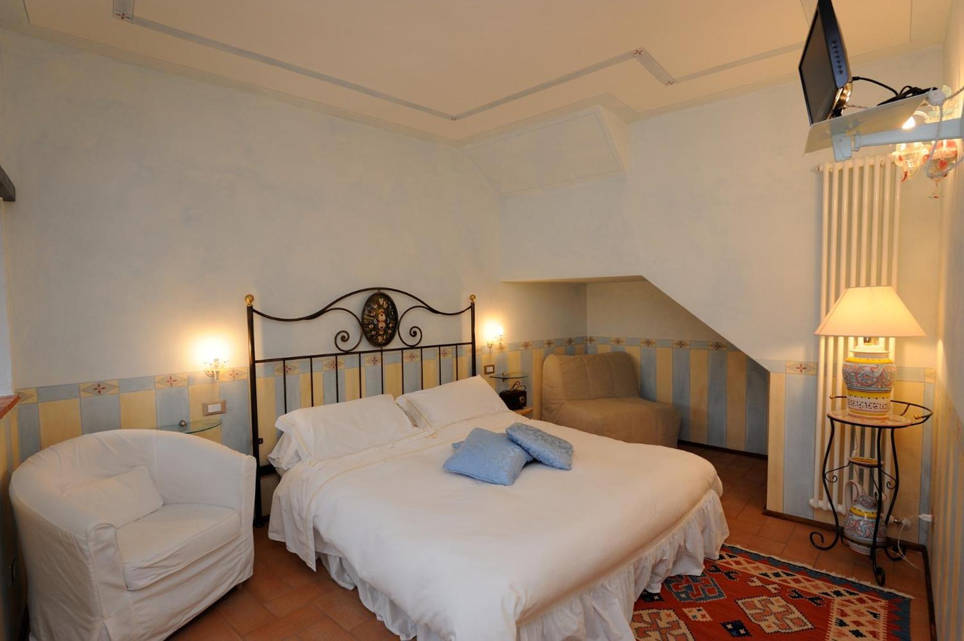One-Bedroom Apartment - Photo 1