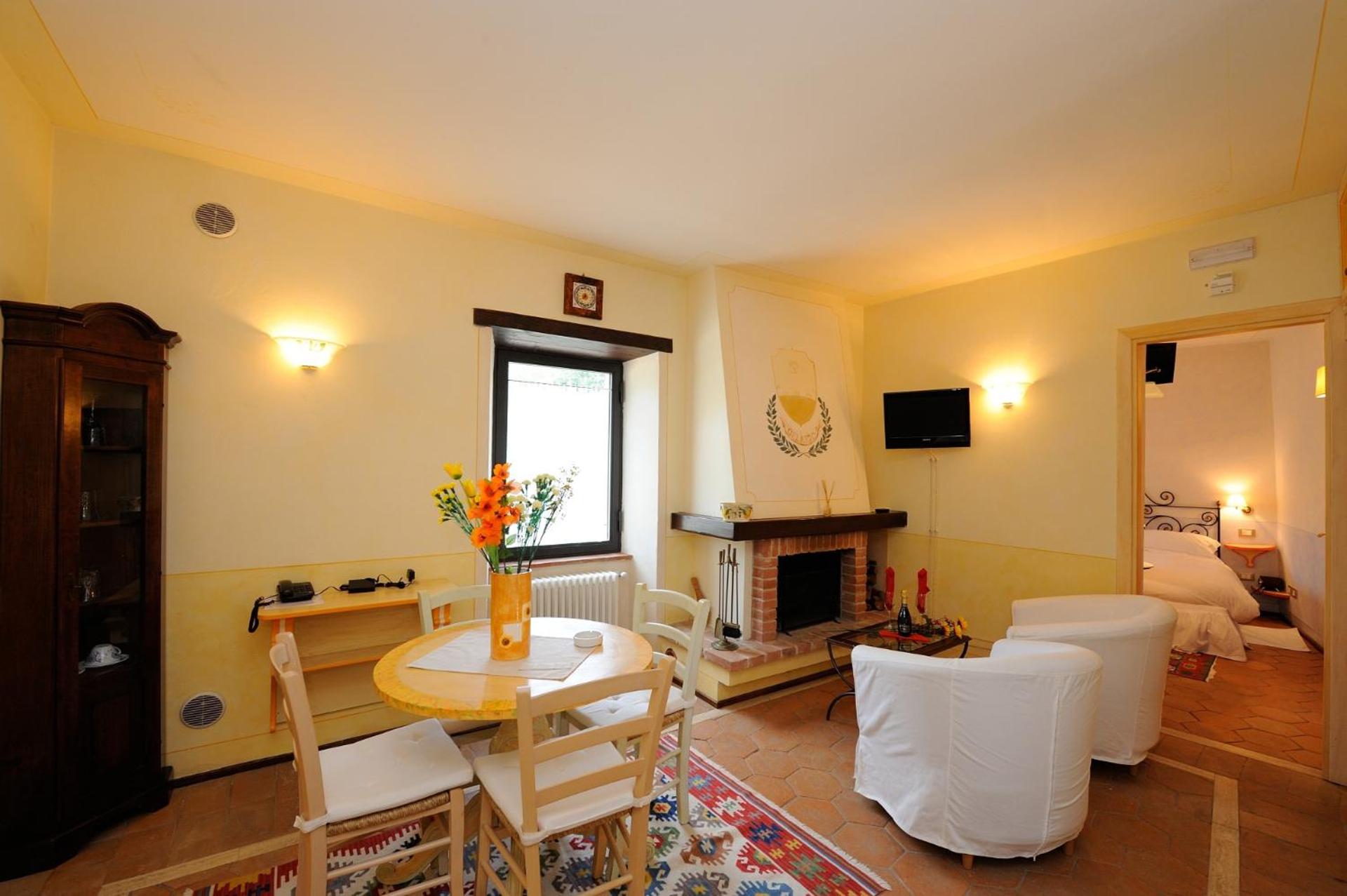 One-Bedroom Apartment - Photo 6