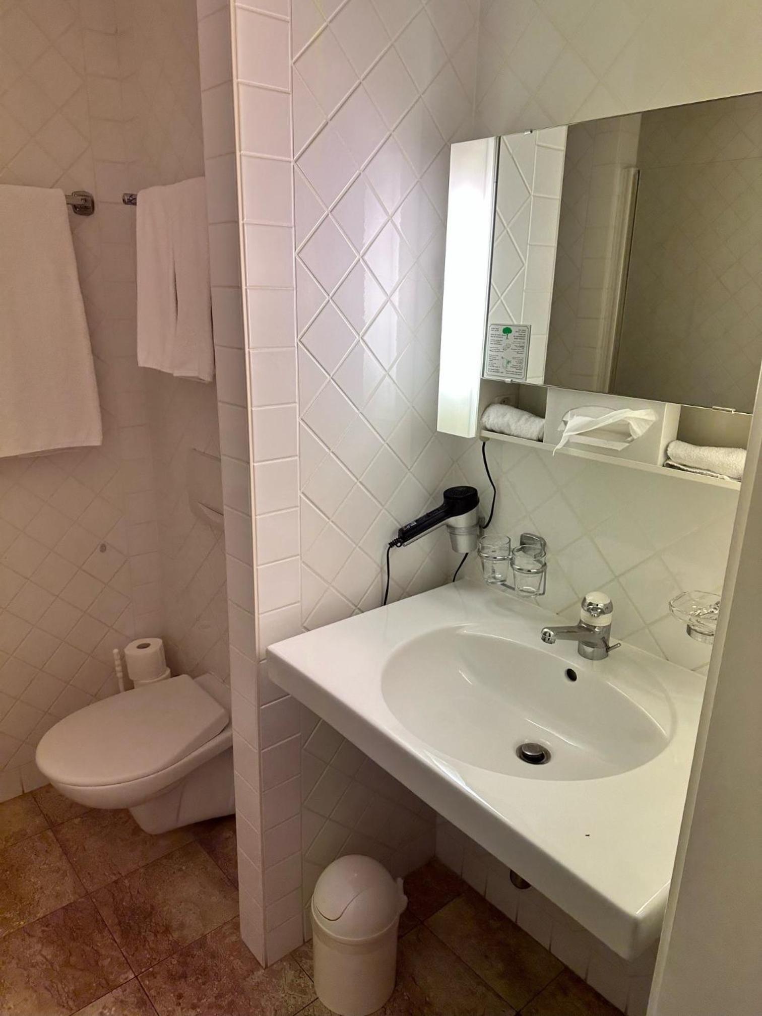 Economy Twin Room photo 2