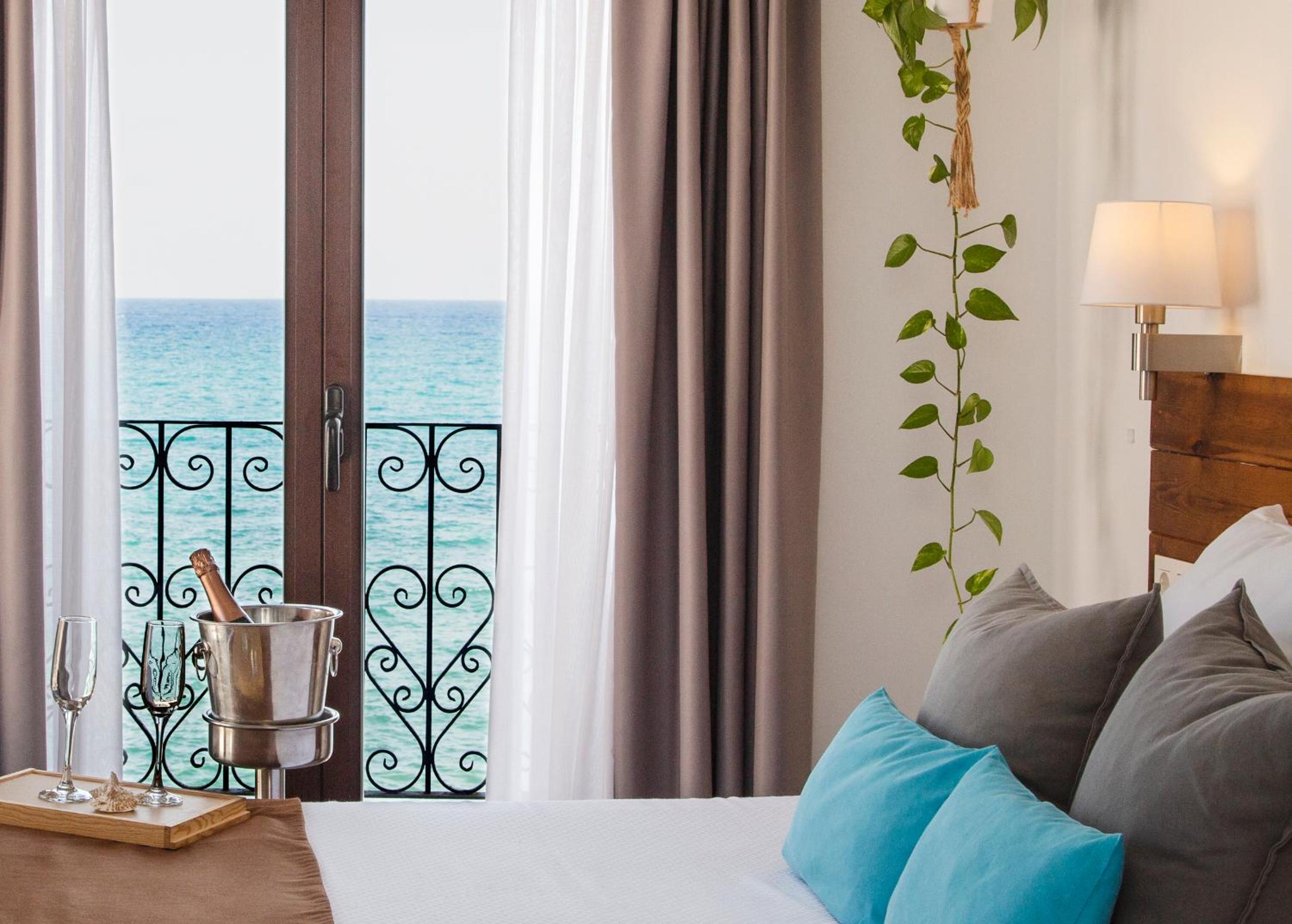 Double or Twin Room with Sea View - Photo 3