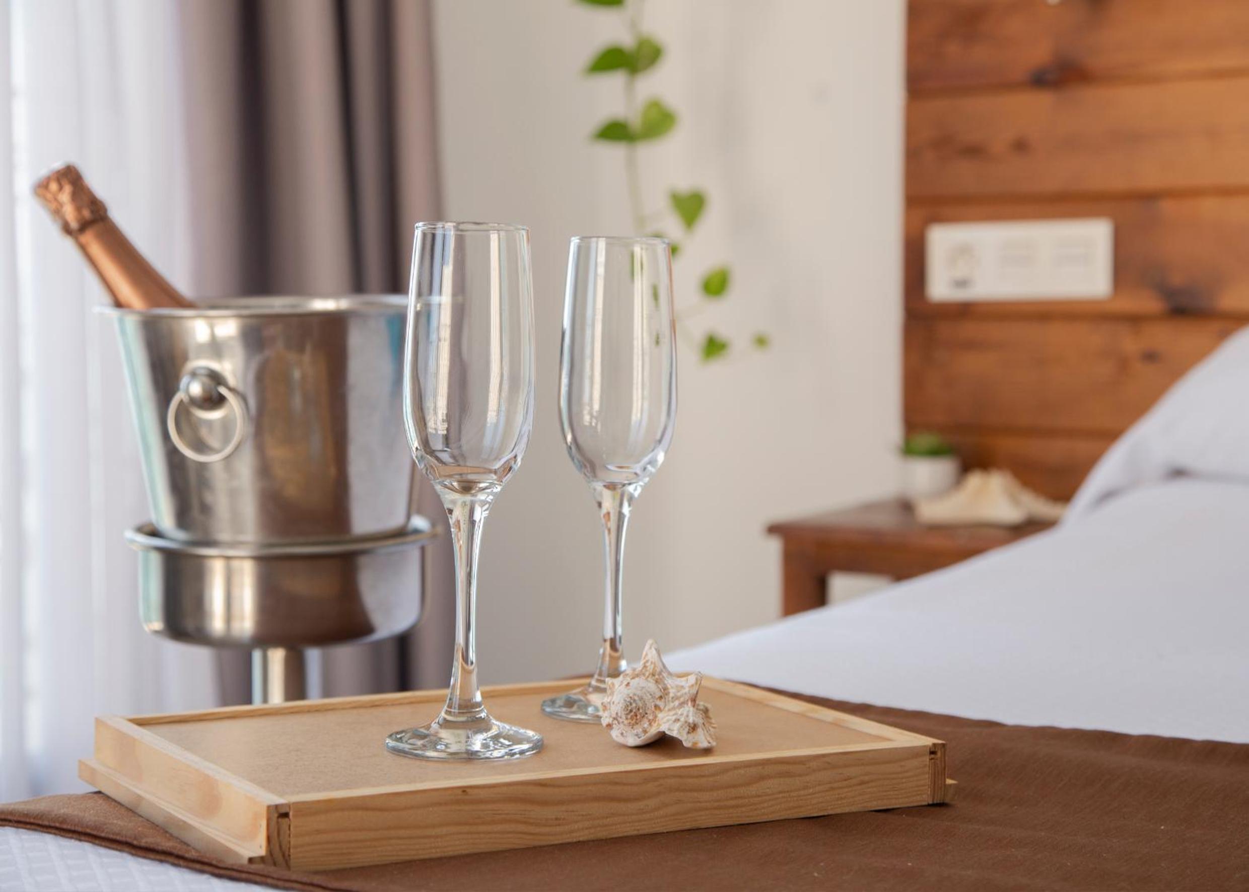 Double or Twin Room with Sea View - Photo 5