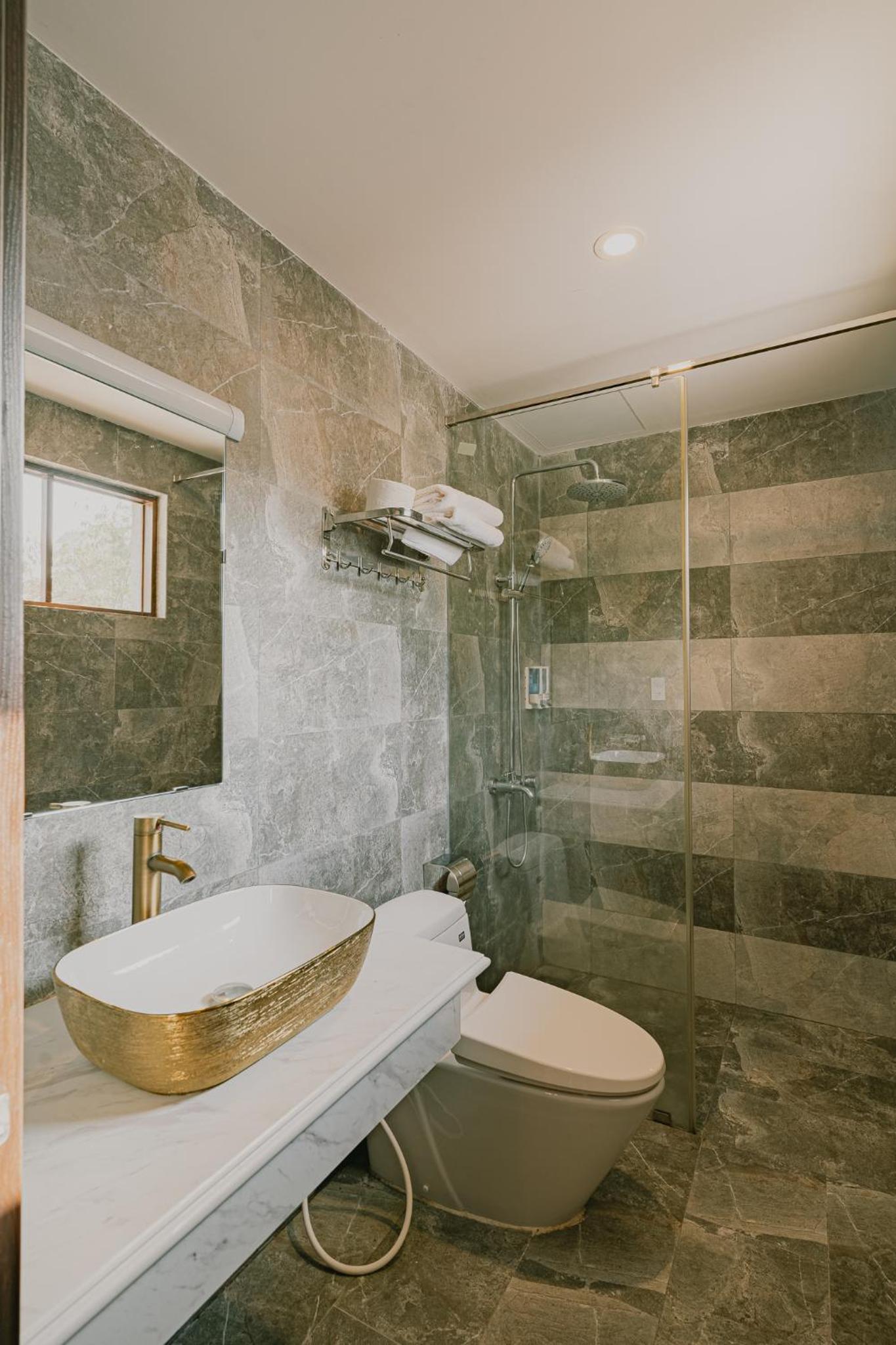 Deluxe Double Room with Balcony - Photo 7