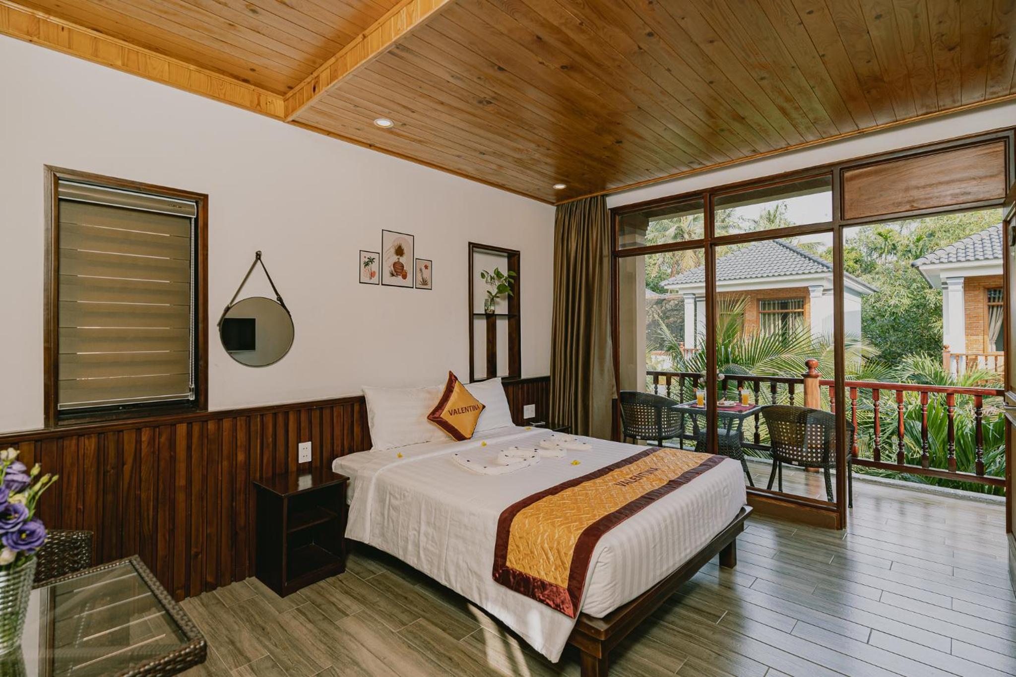 Deluxe Double Room with Balcony - Photo 5