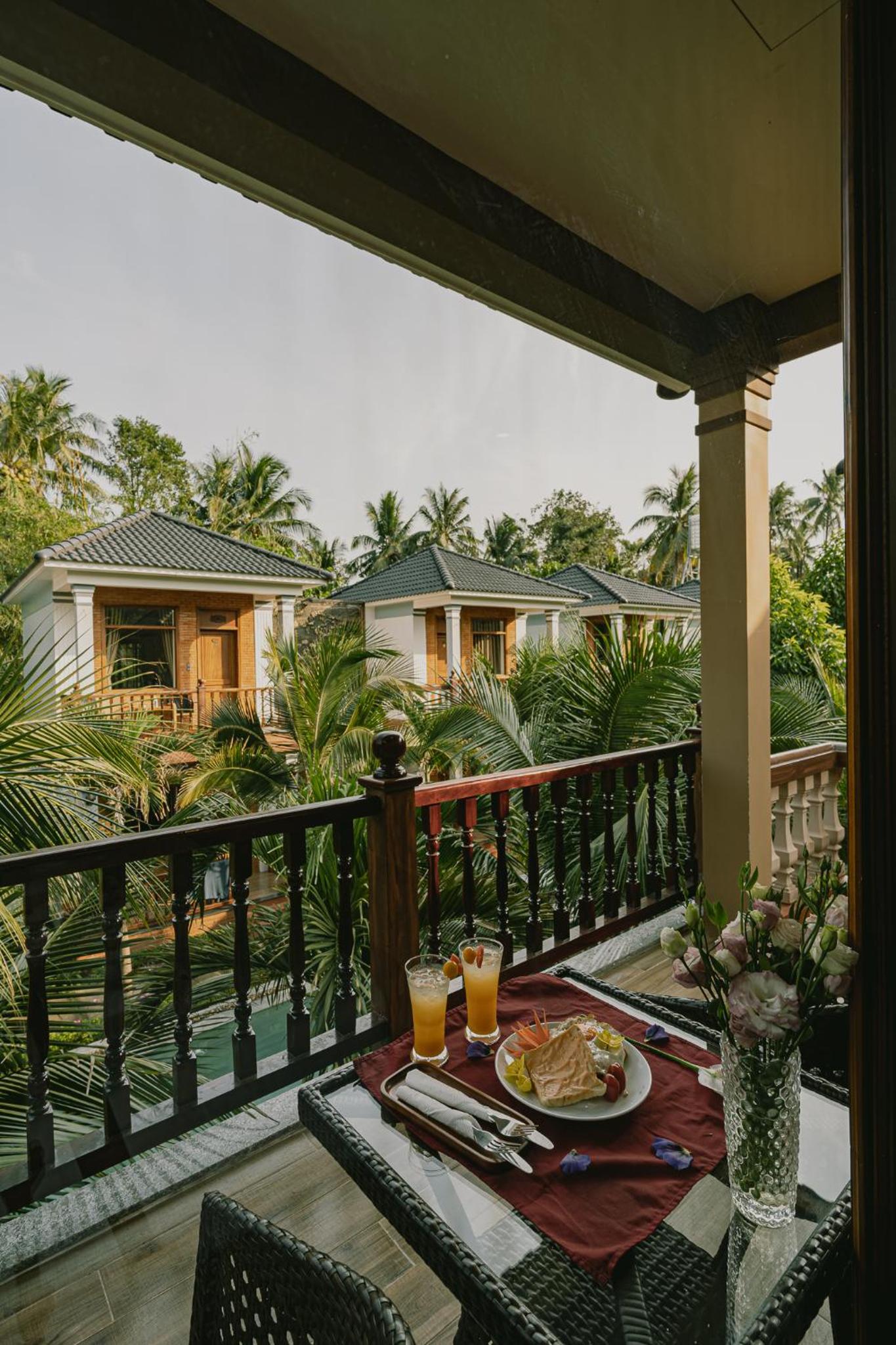 Deluxe Double Room with Balcony - Photo 4