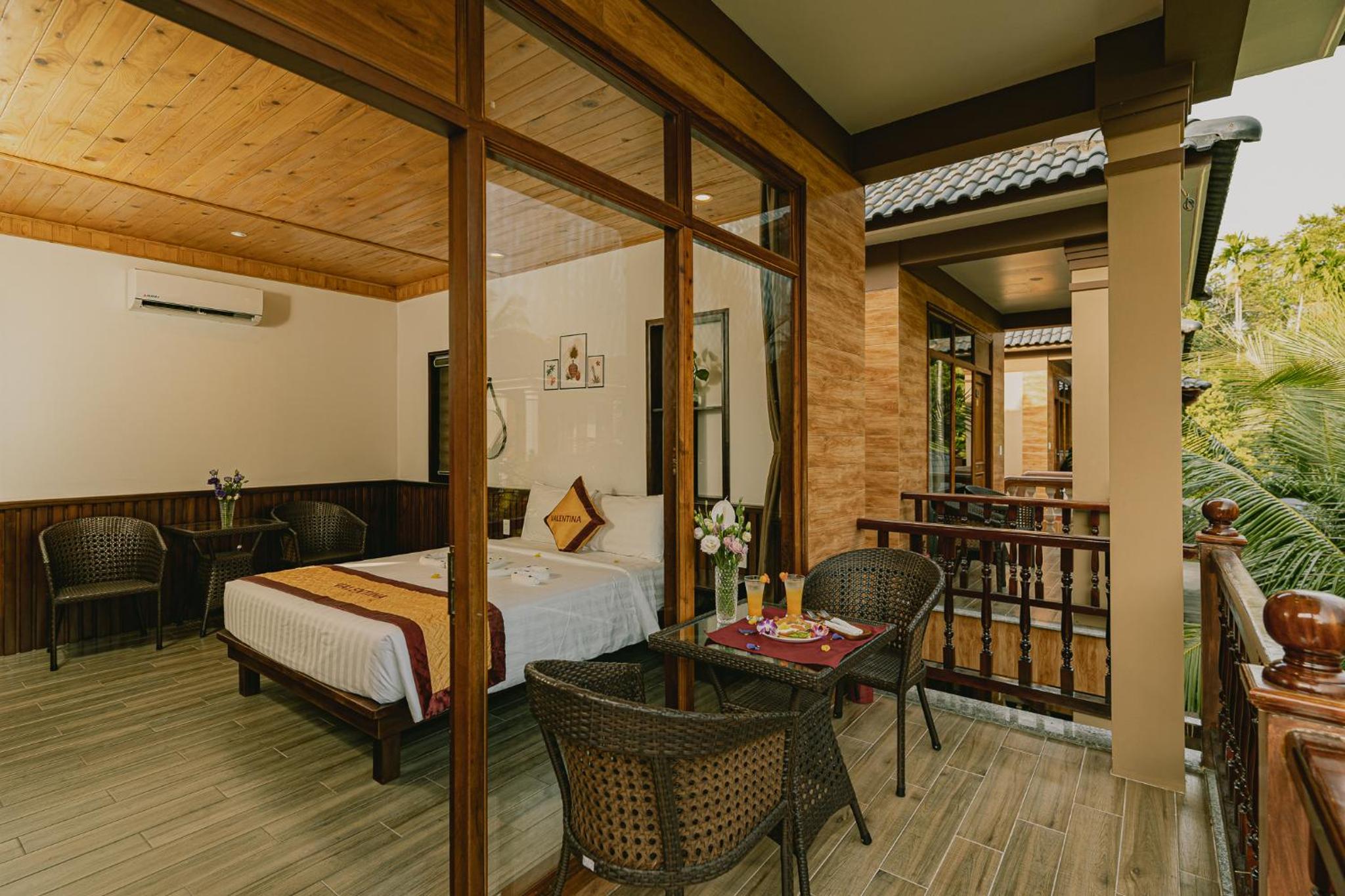 Deluxe Double Room with Balcony - Photo 3