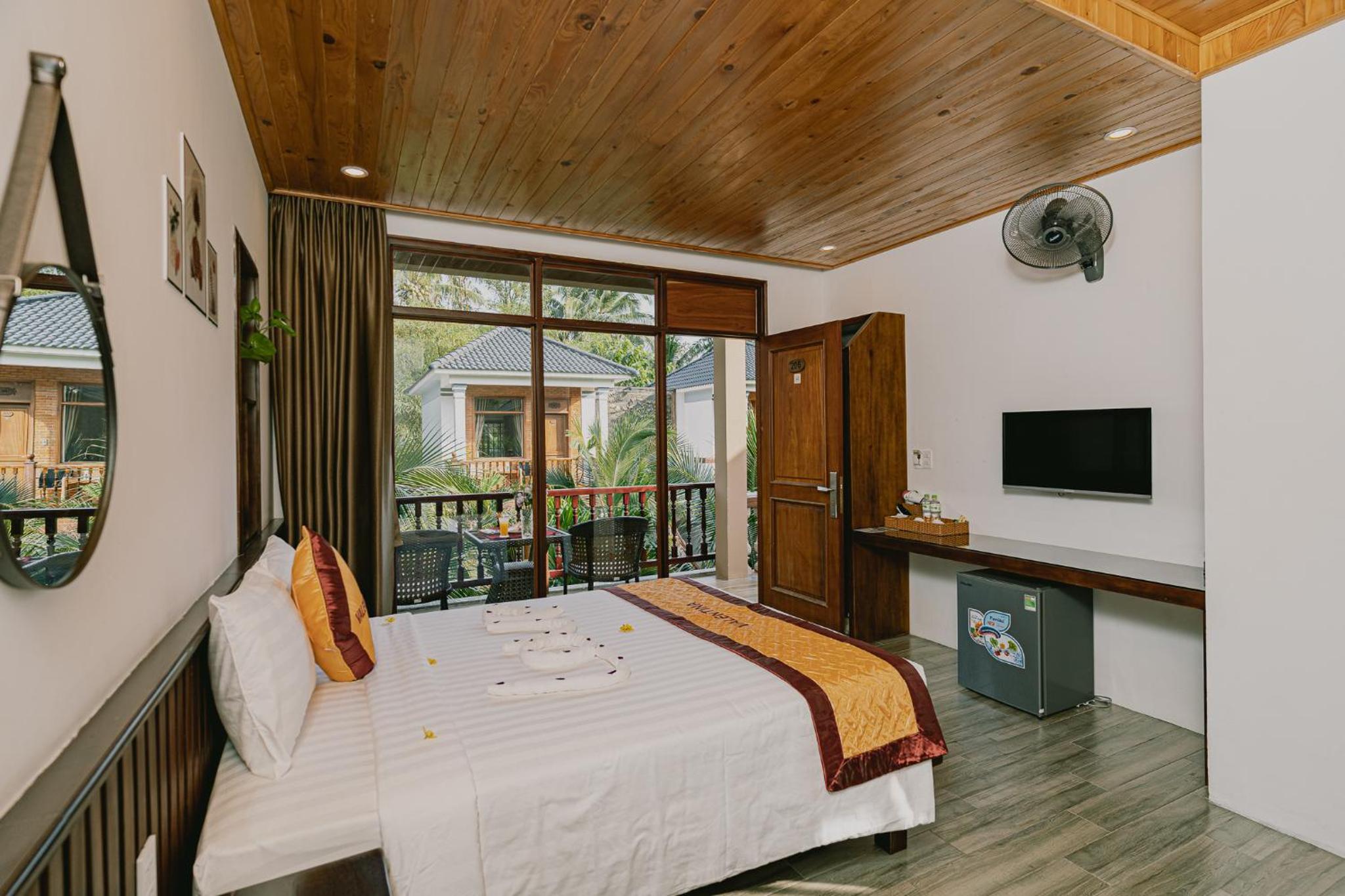 Deluxe Double Room with Balcony - Photo 2