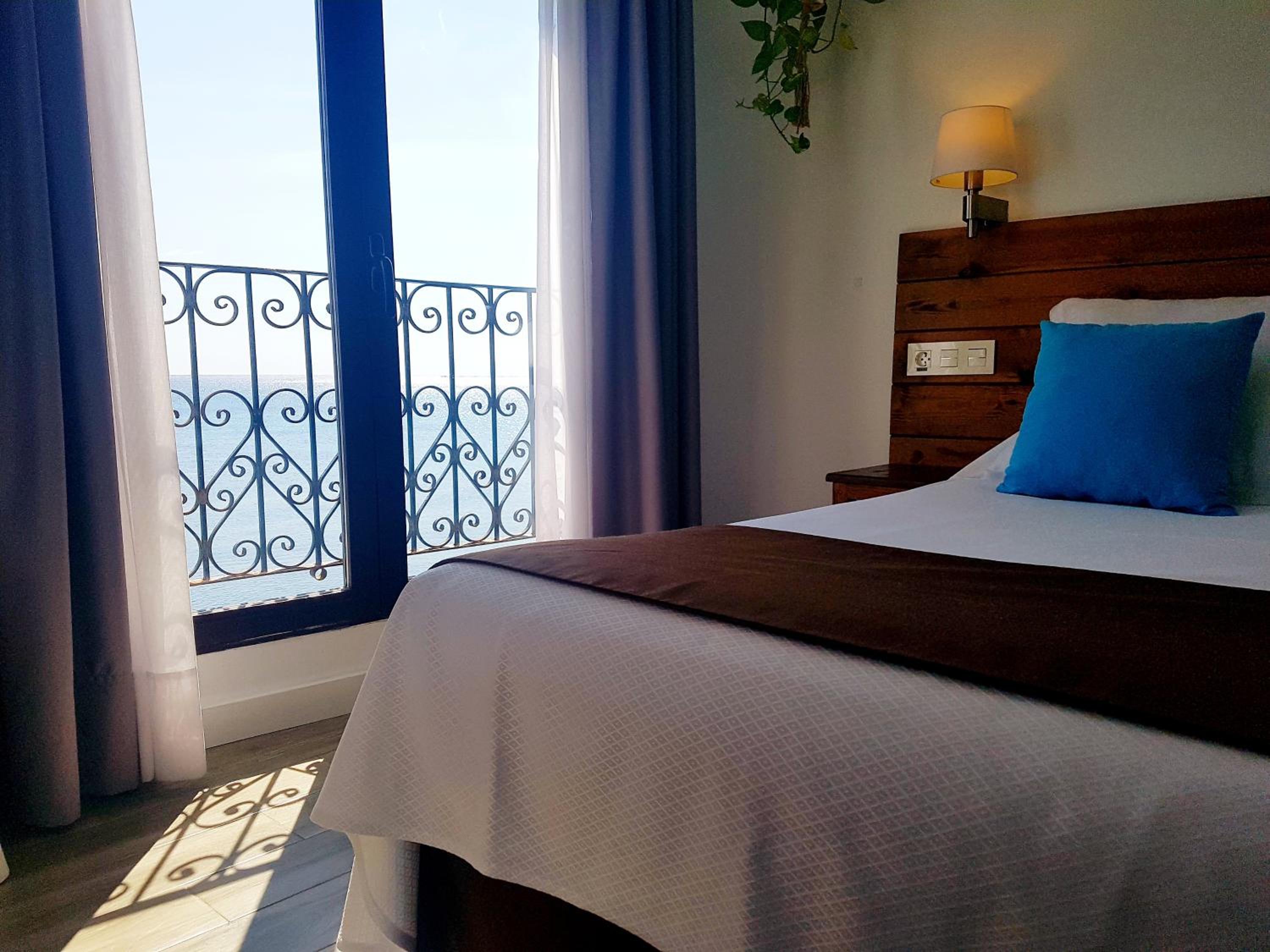 Double or Twin Room with Sea View - Photo 6