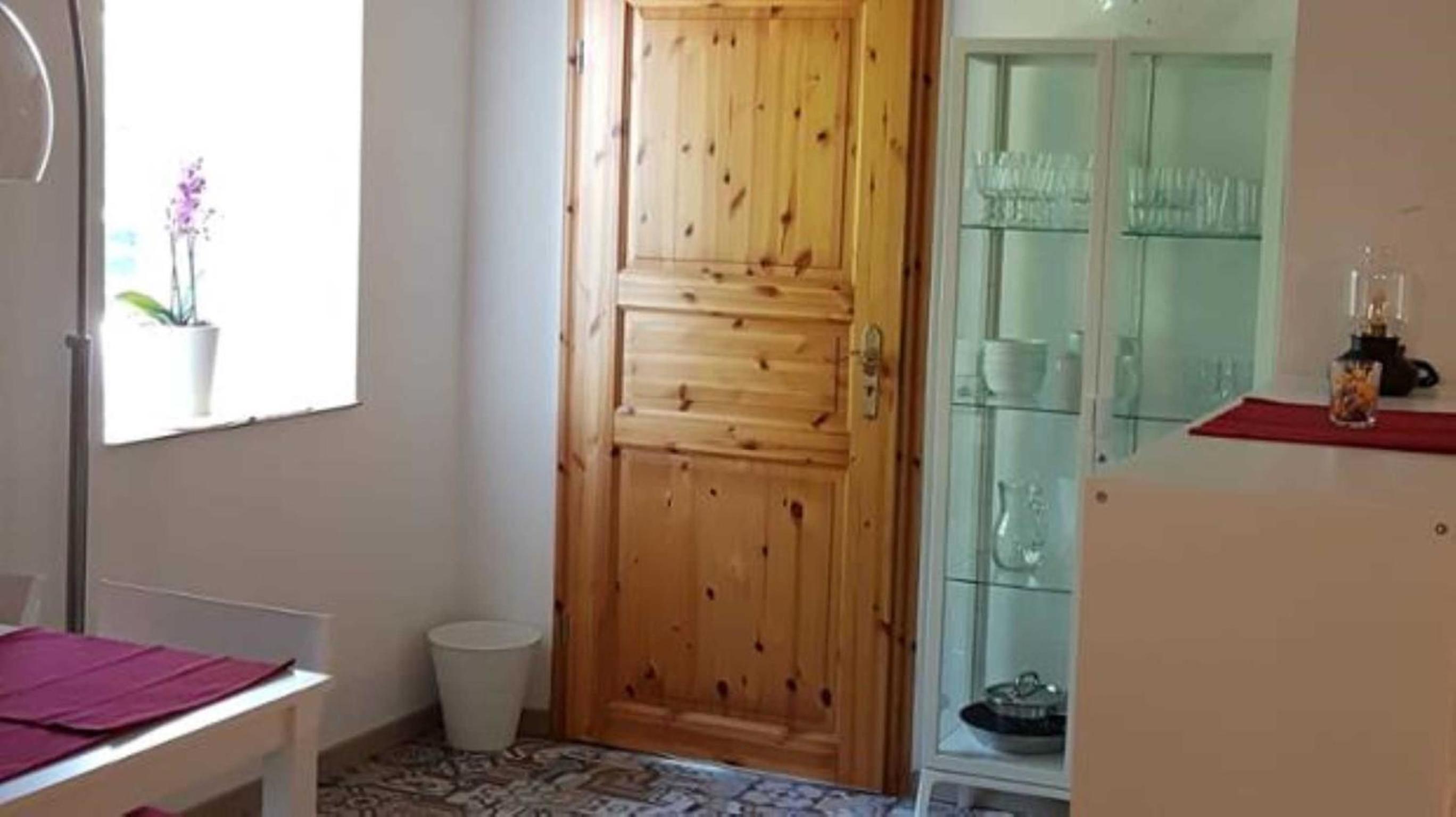 One-Bedroom Apartment with Shower photo 3