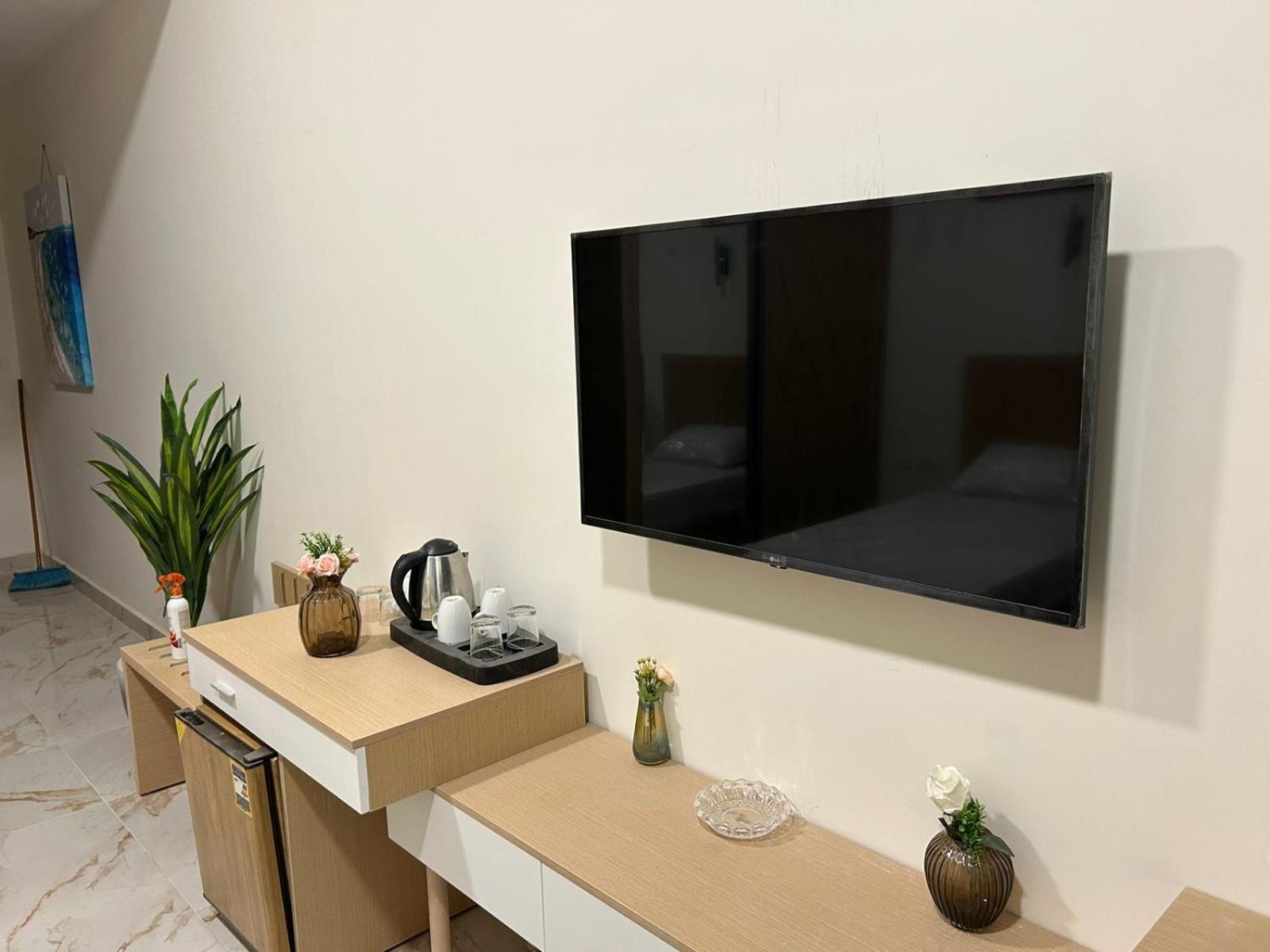 Standard Twin Room With City View - Photo 8