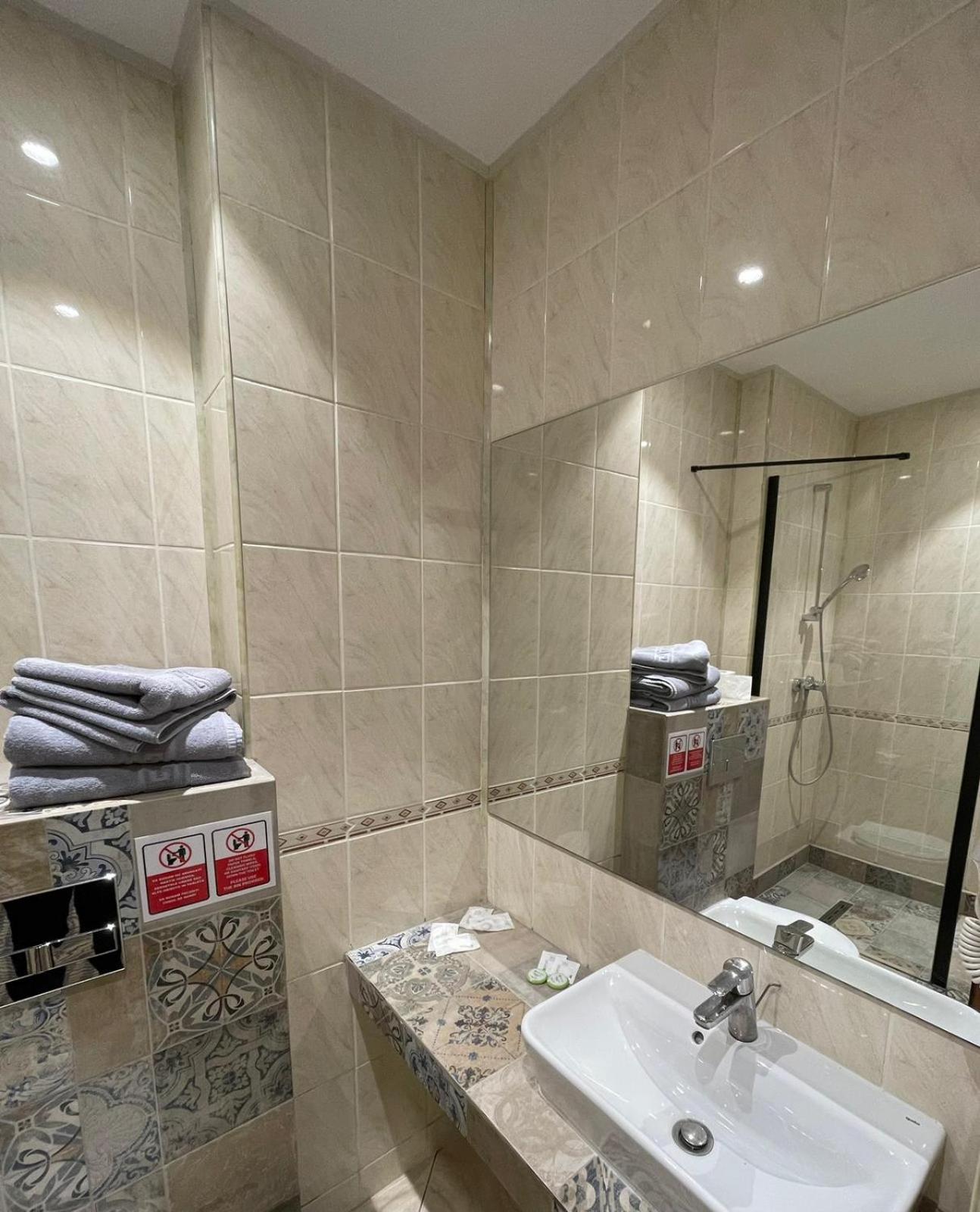 Superior King Room - Photo 7