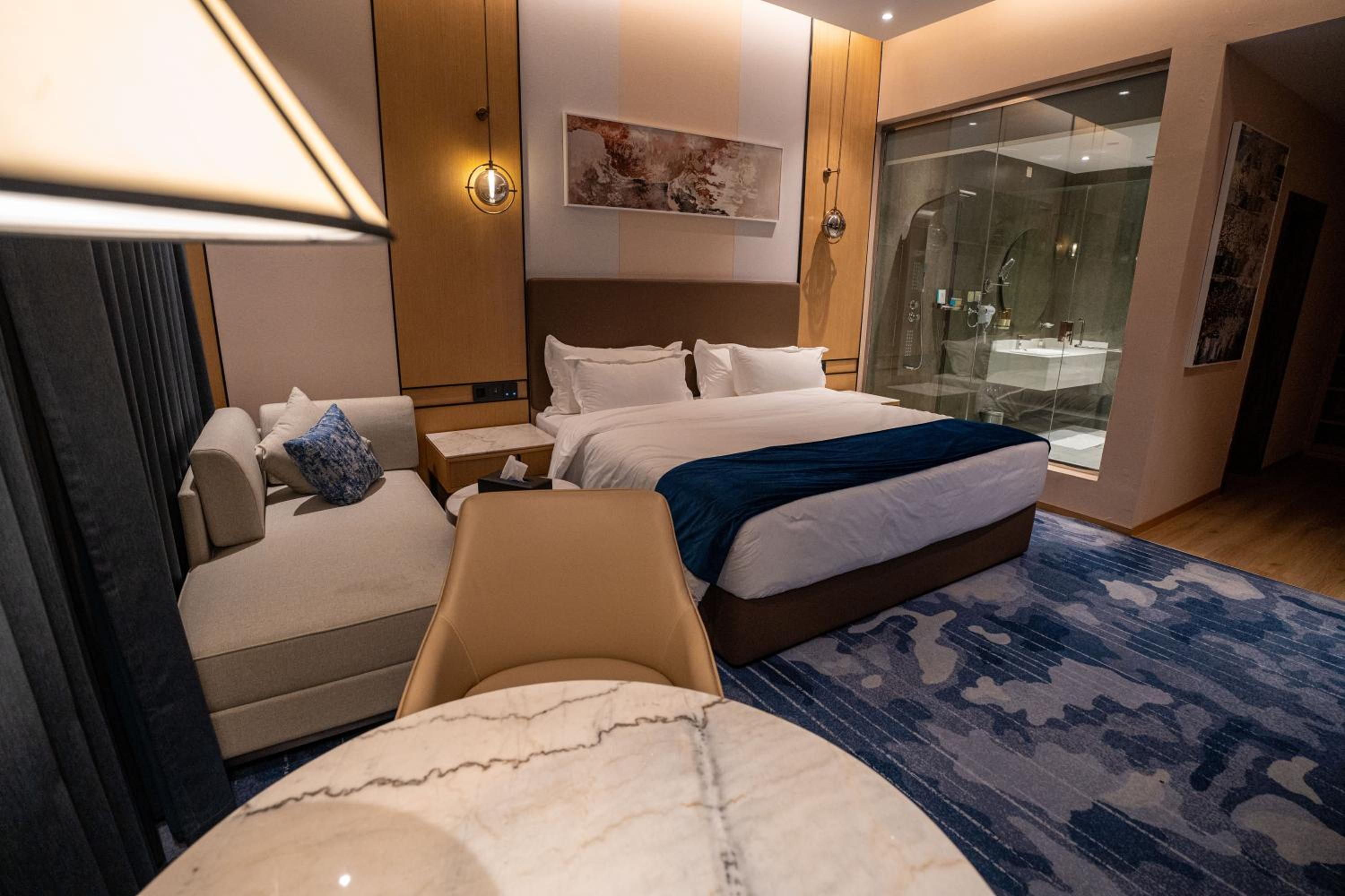 Superior King Room With Roll-In Shower - Disability Access/Non-Smoking