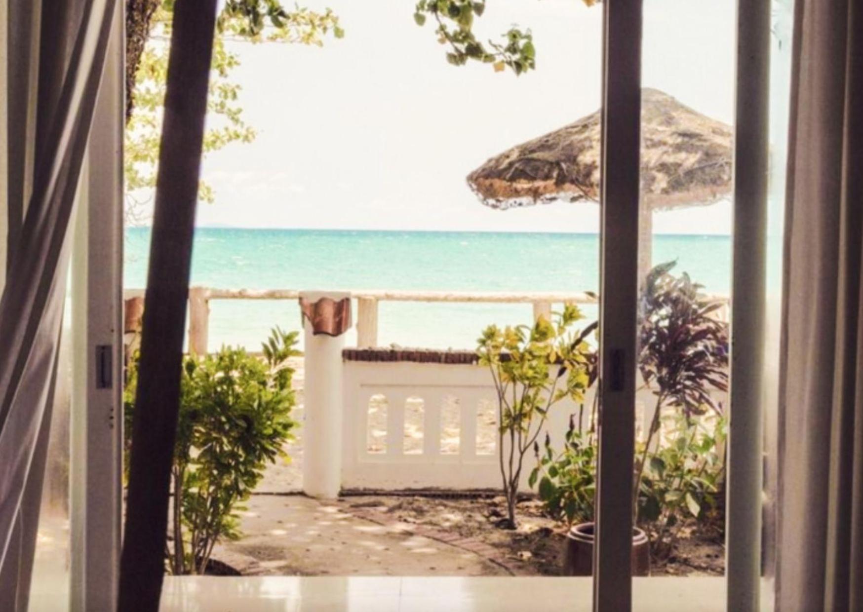 Double Room - Beachfront photo 3